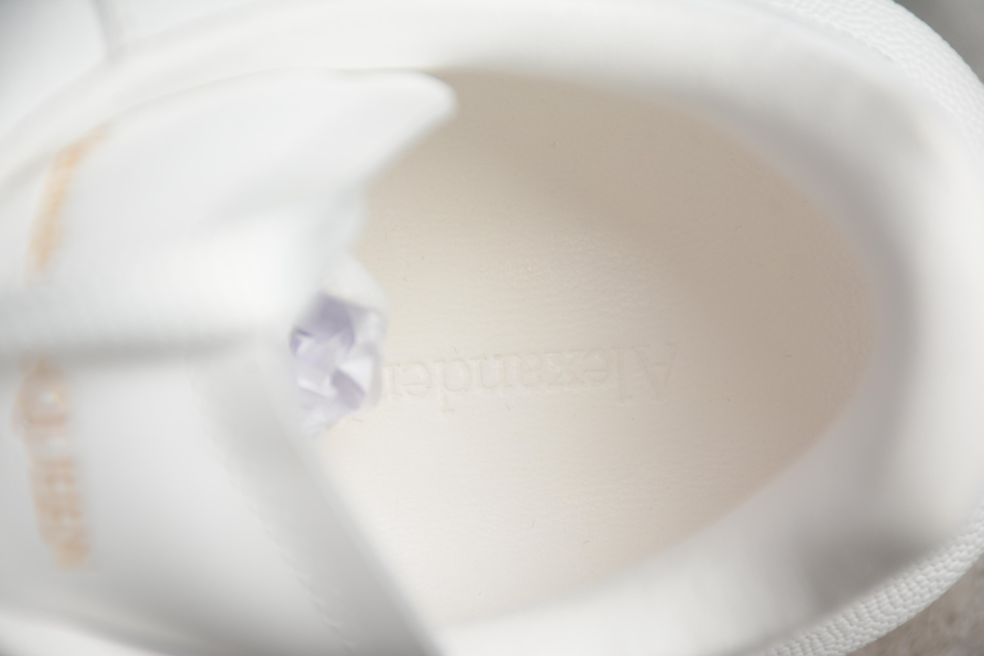 Alexander McQueen – Blanco / Letras Doradas