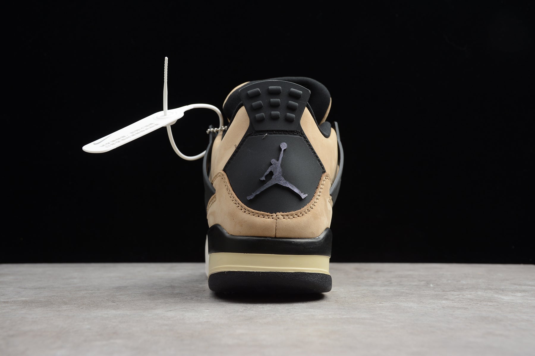 Air Jordan 4 – Beige / Dorado