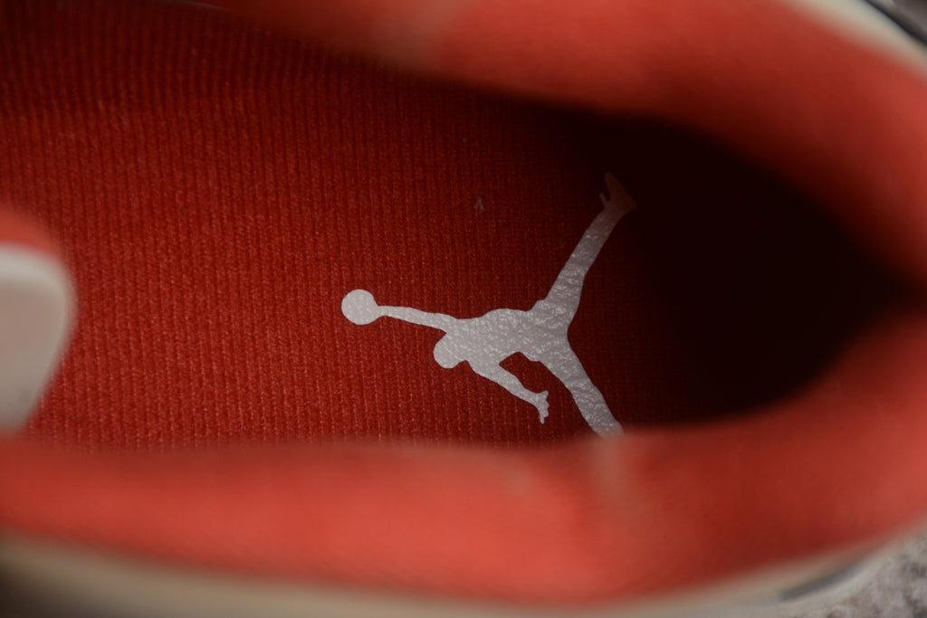 Air Jordan 4 – Beige / Rojo