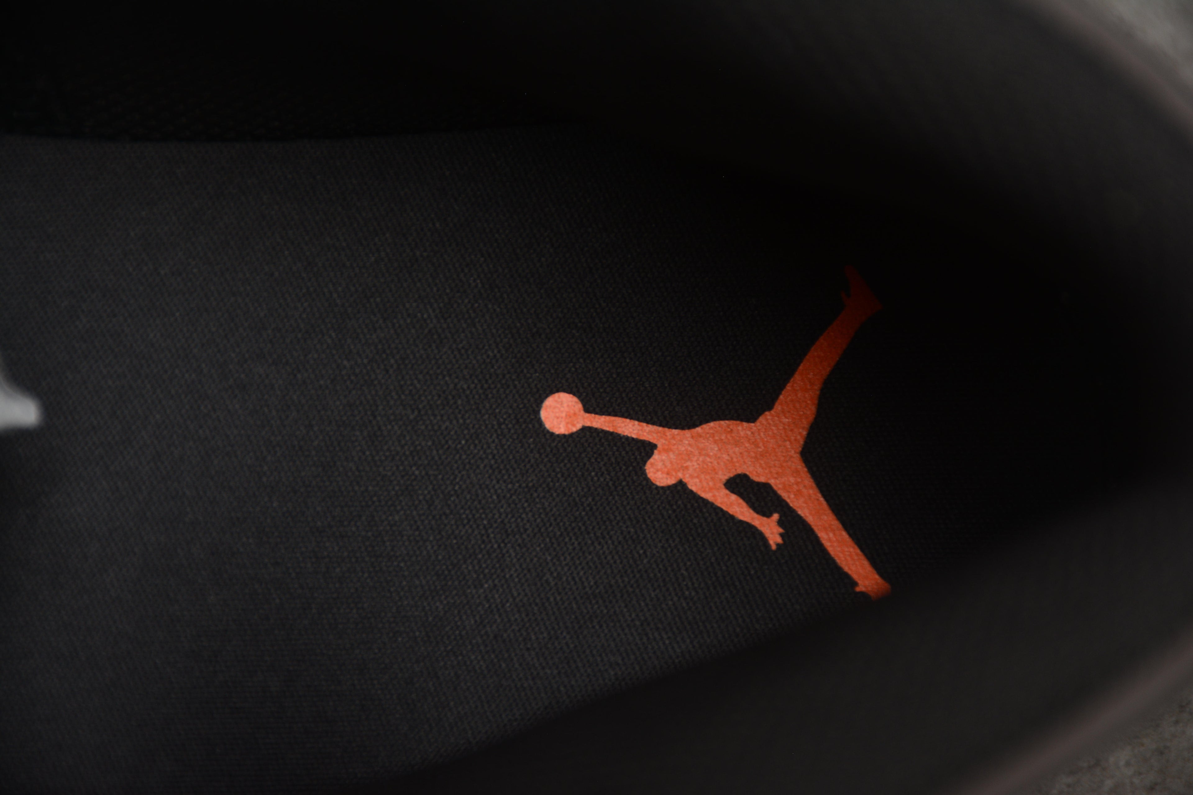 Air Jordan 1 Mid – Gris Oscuro / Marrón