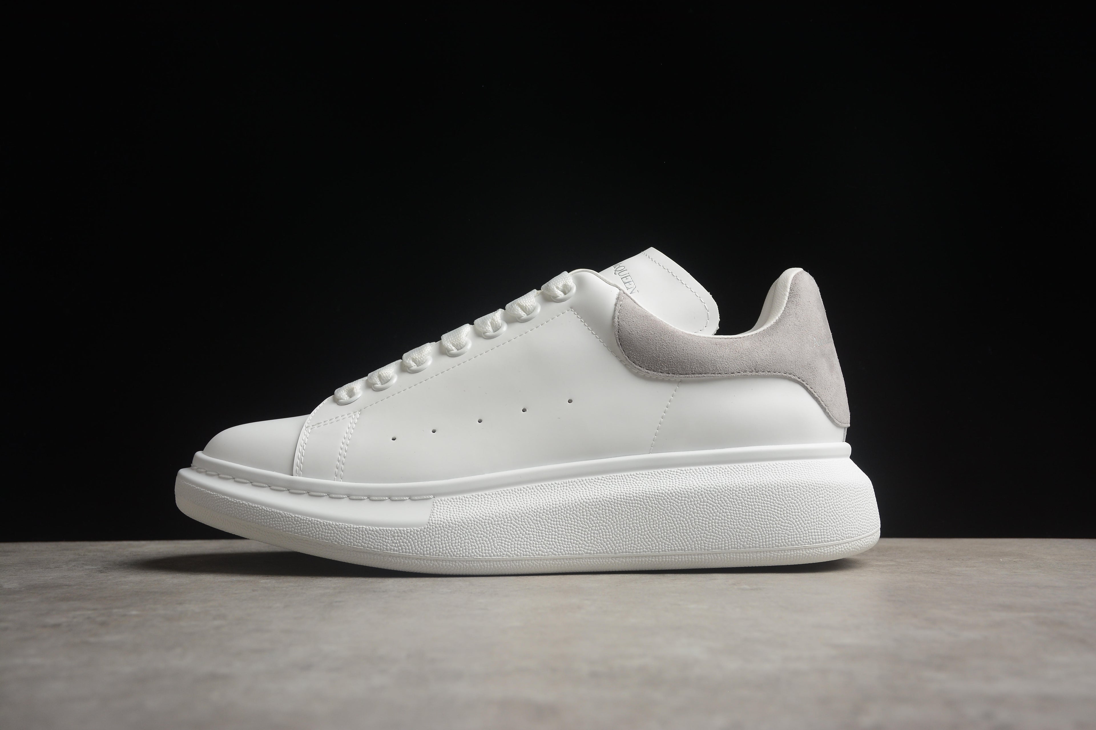 Alexander McQueen – Blanco / Gris