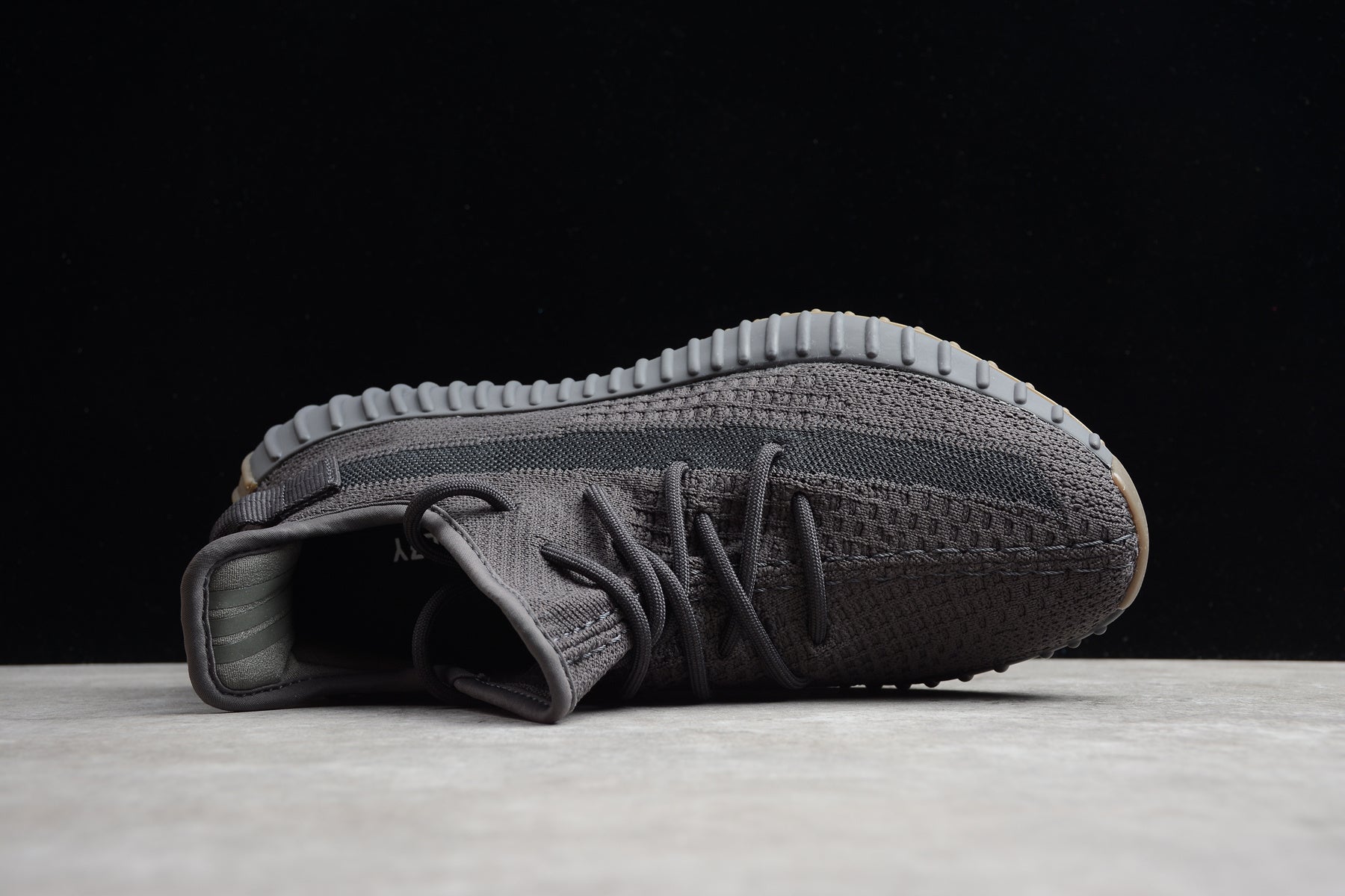 Adidas Yeezy 350 – Gris Oscuro