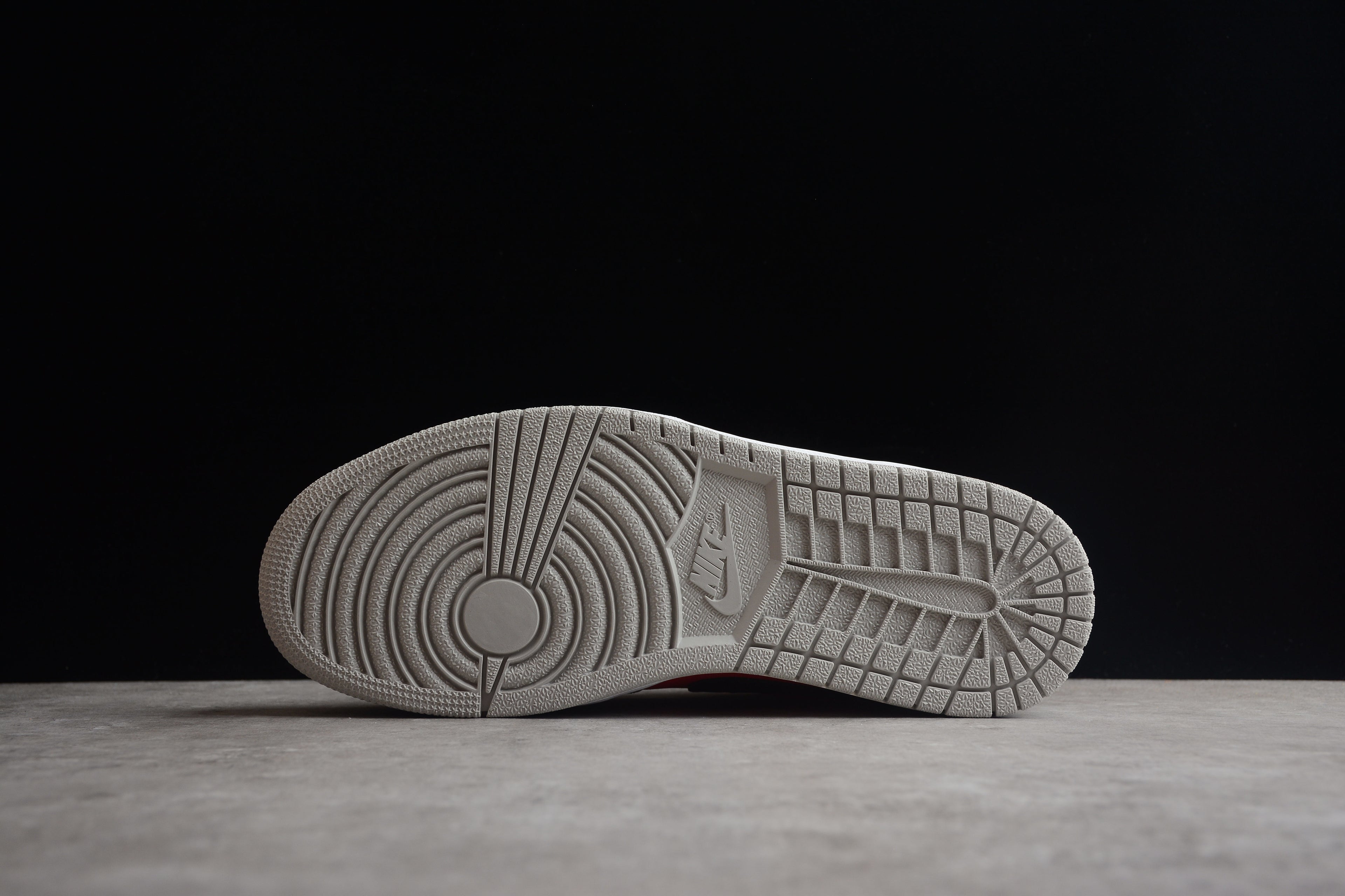 Jordan 1 Low – Rojo / Gris