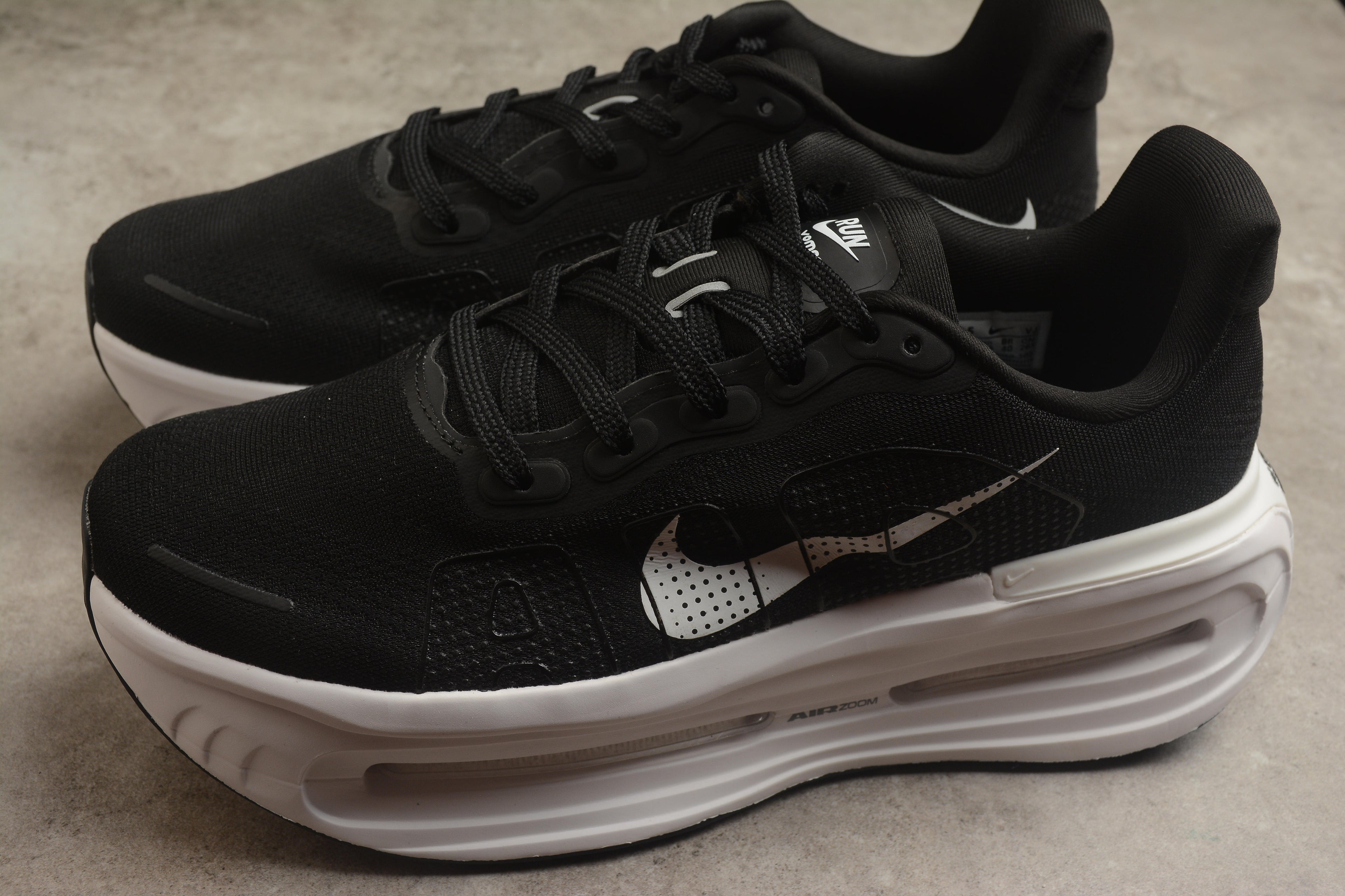 Vomero Premium – Negro / Blanco