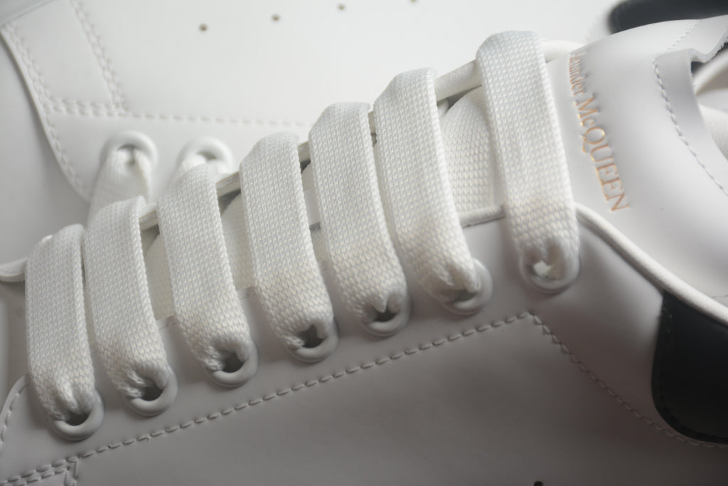 Alexander McQueen – Blanco / Negro / Letras Doradas