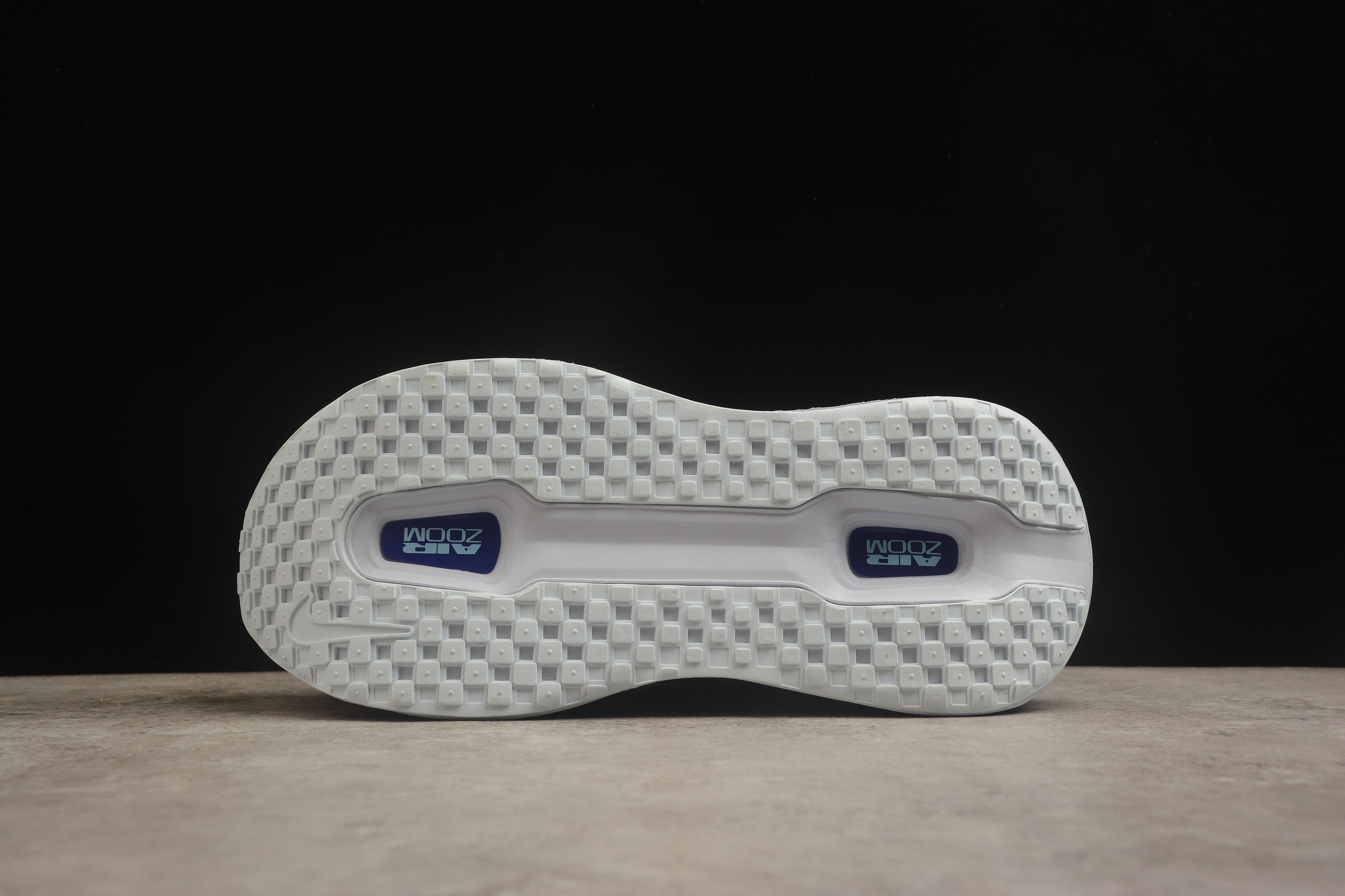 Vomero Premium – Blanco / Azul Oscuro