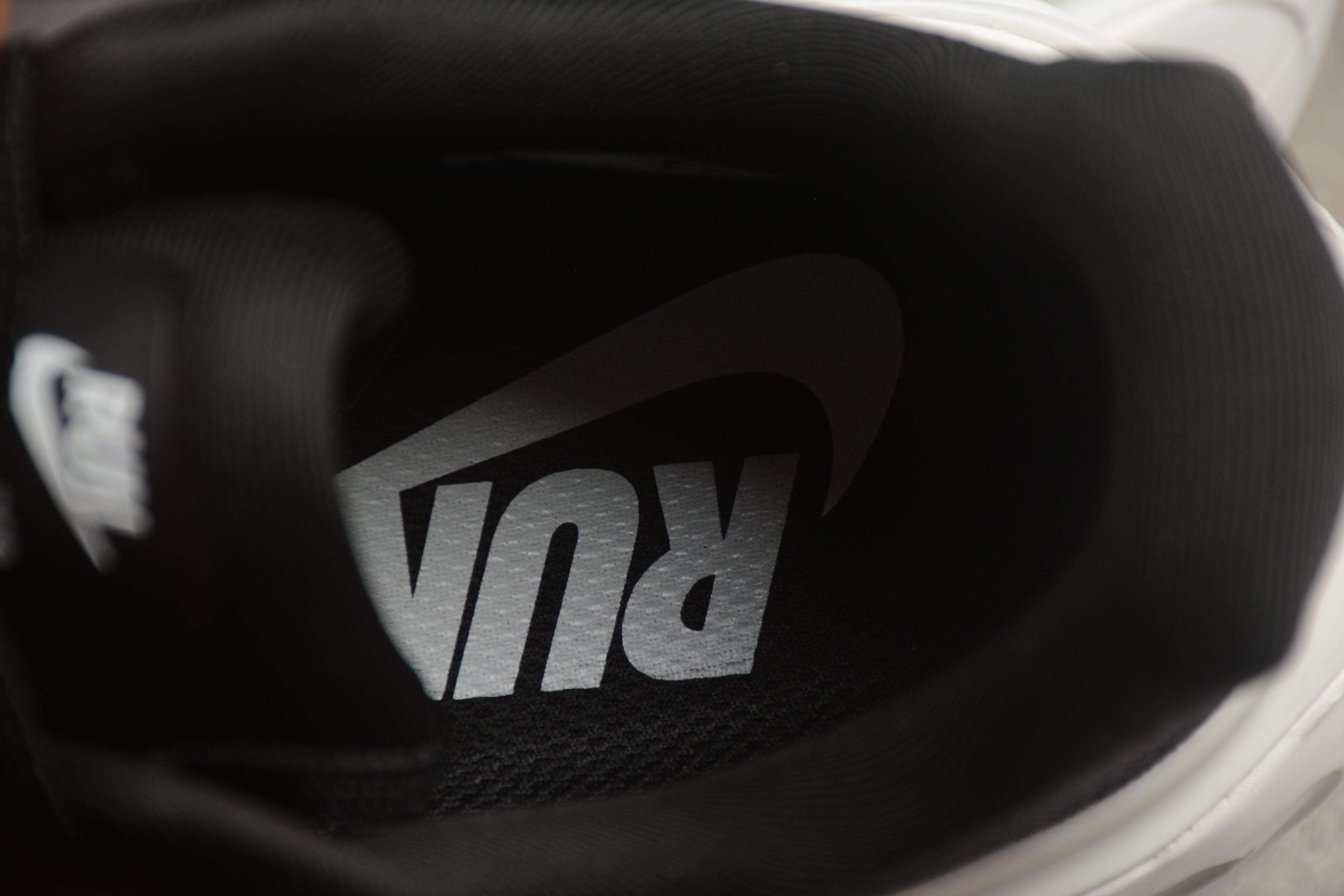 Vomero Premium – Negro / Blanco