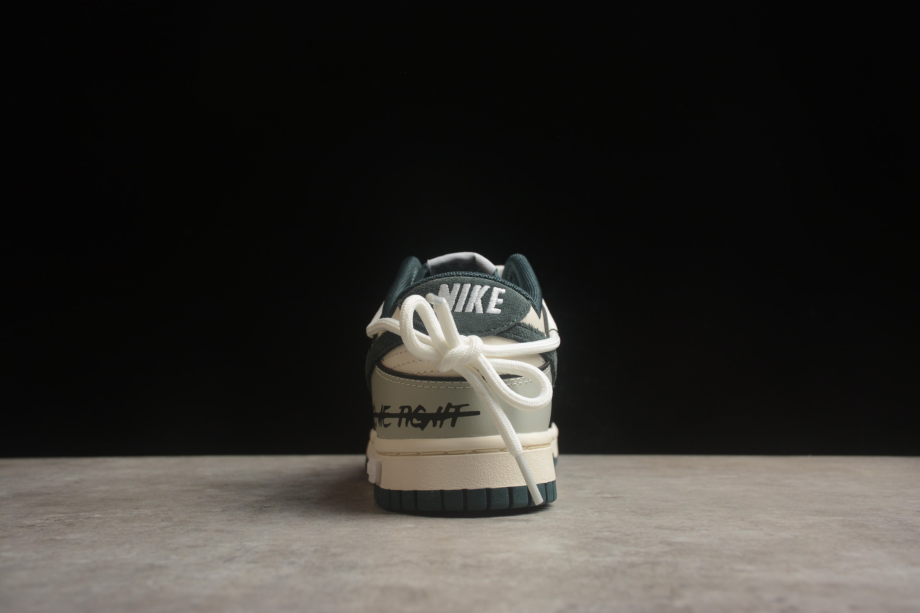 Dunk SB – Blanco / Gris / Negro
