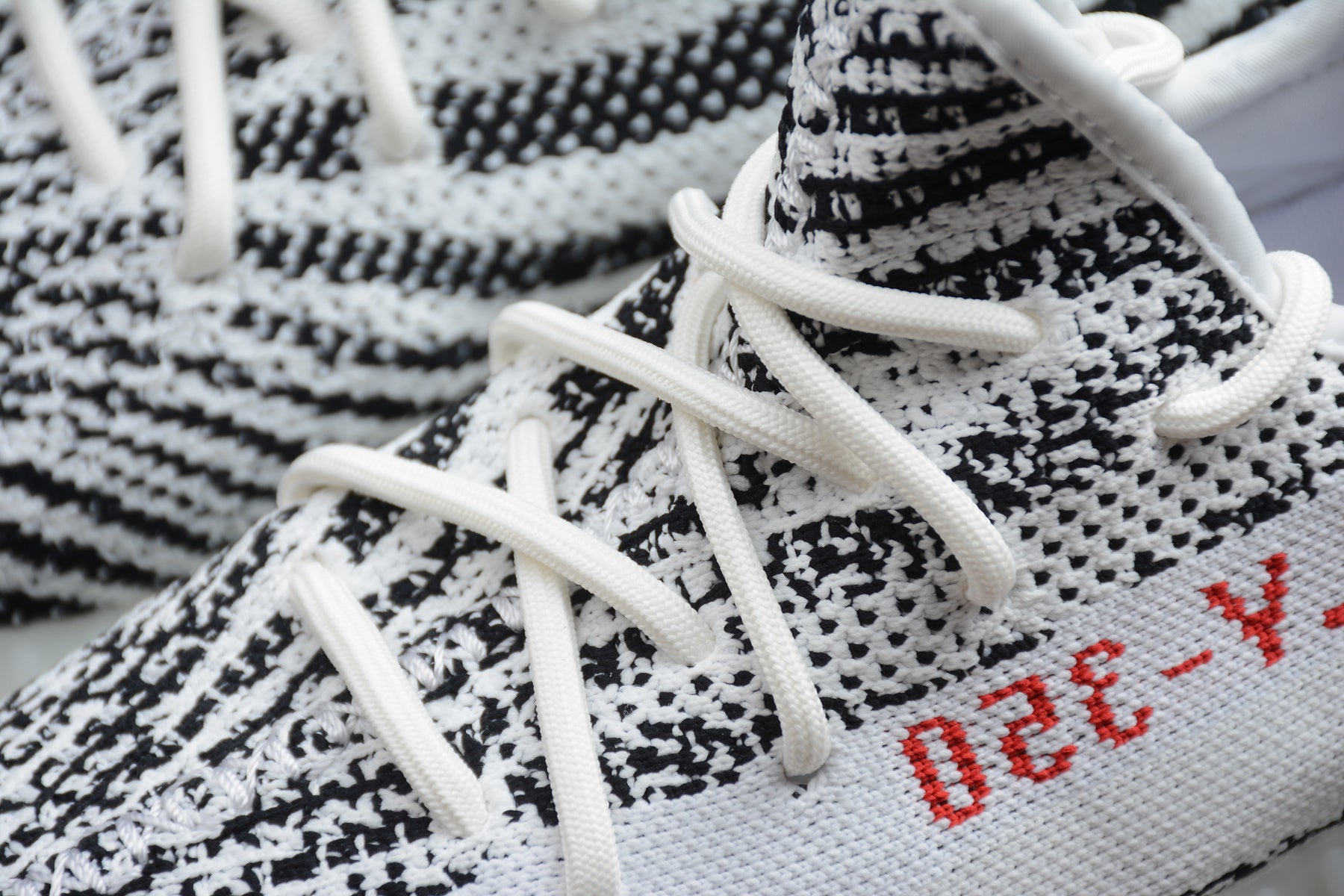 Adidas Yeezy 350 – Blanco / Negro