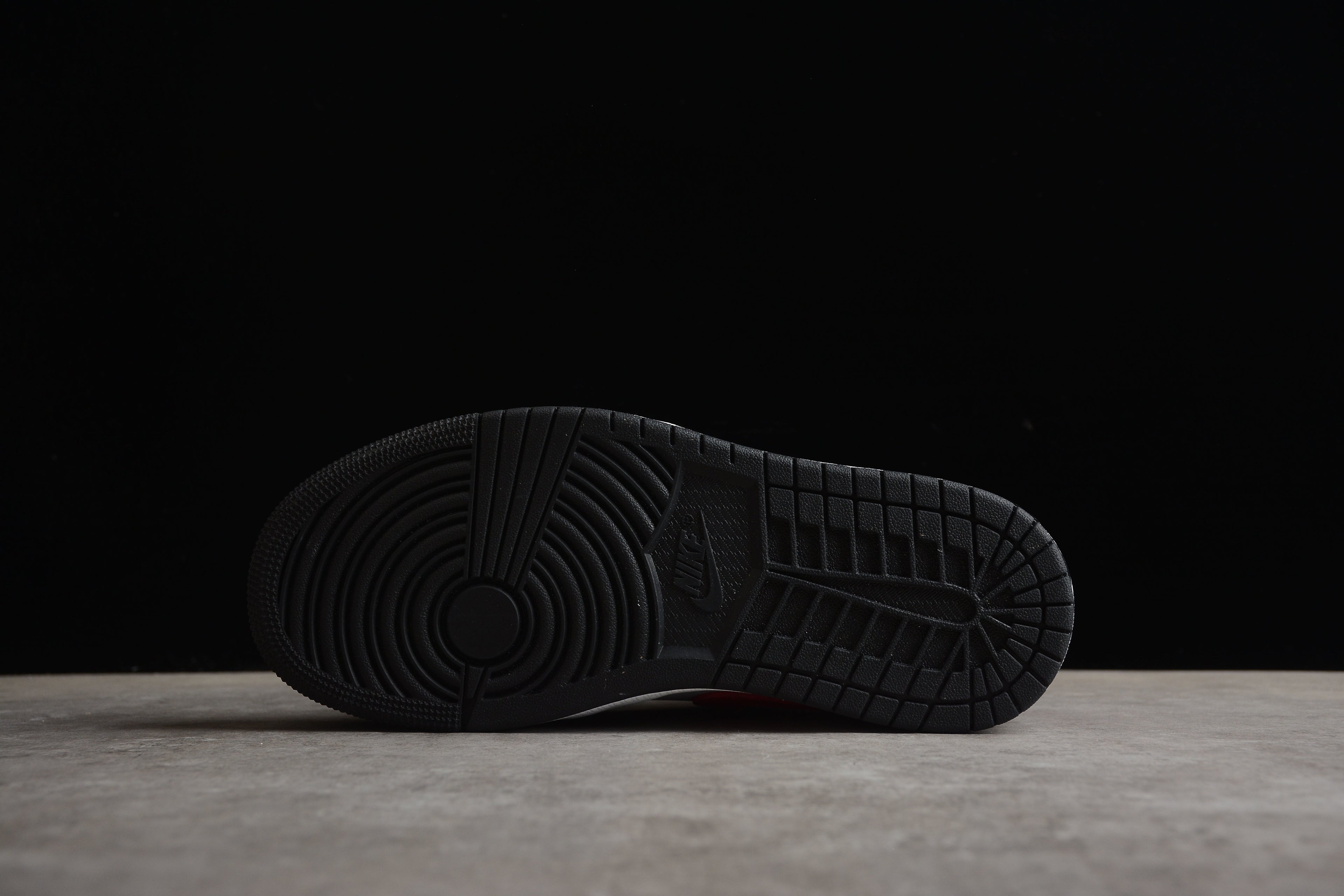 Jordan 1 Low – Negro / Blanco / Rosa