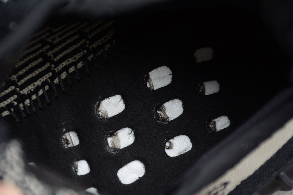 Adidas Yeezy 350 – Negro / Blanco