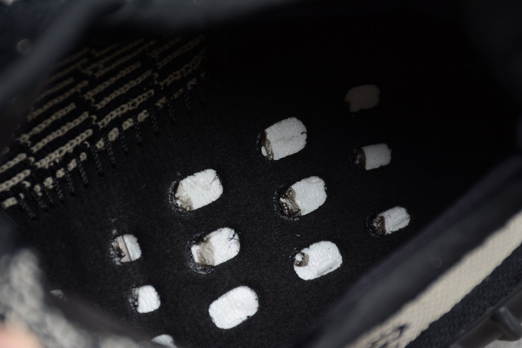Adidas Yeezy 350 – Negro / Blanco