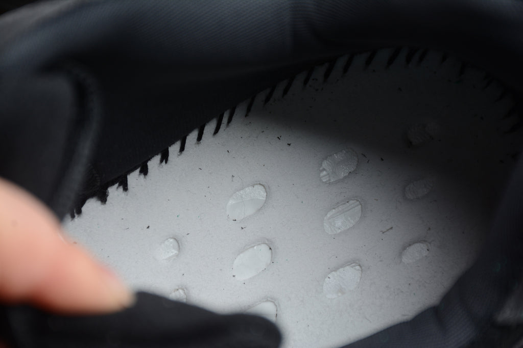 Adidas Yeezy 700 – Gris Oscuro