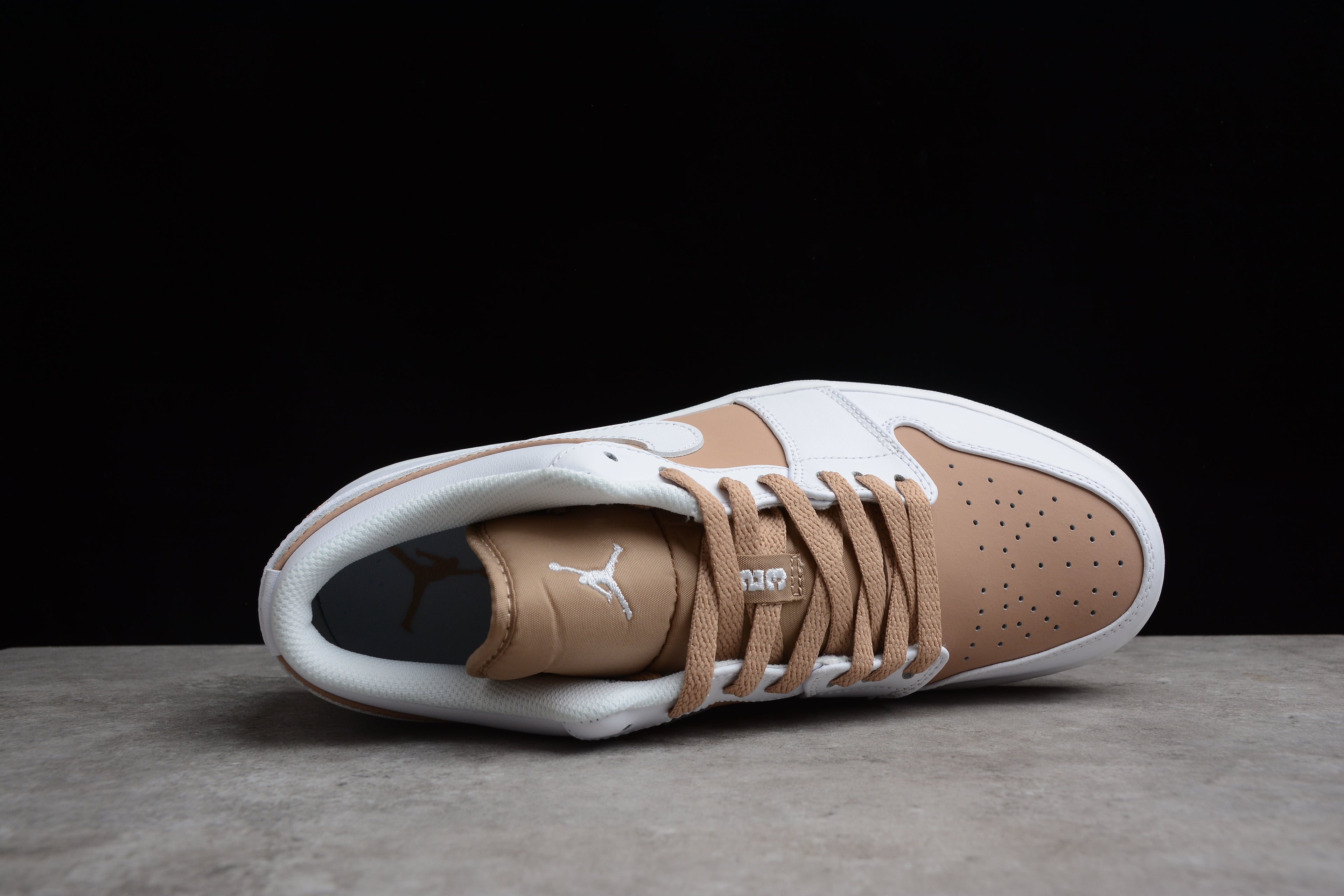 Jordan 1 Low – Blanco / Marrón