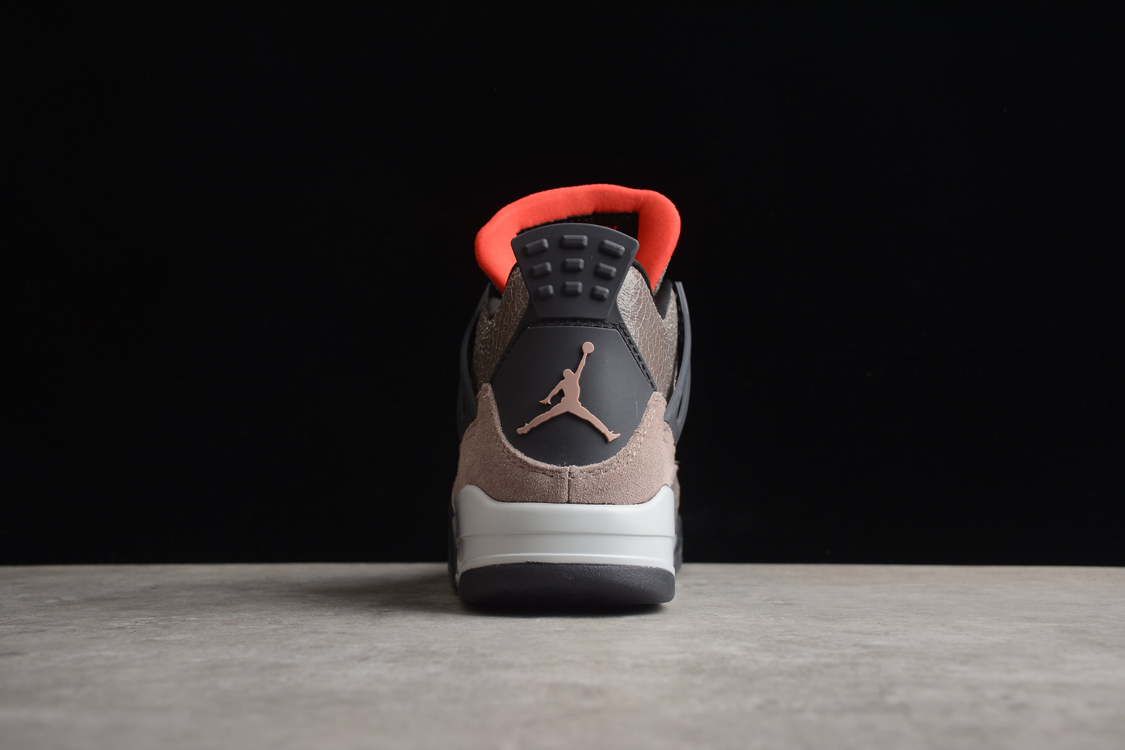 Air Jordan 4 – Marrón / Negro