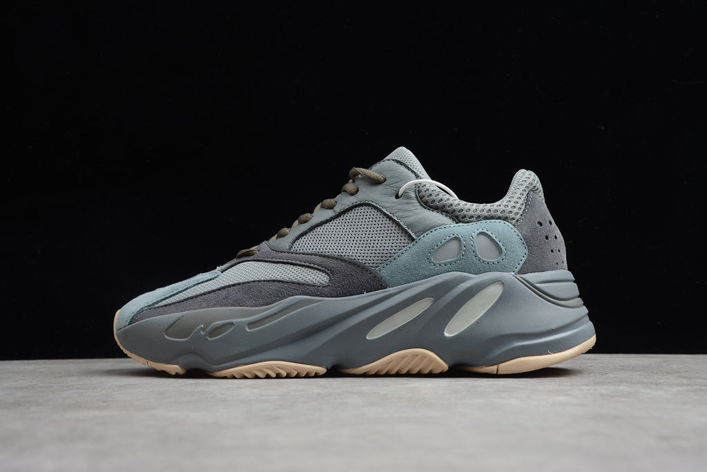Adidas Yeezy 700 – Gris Claro