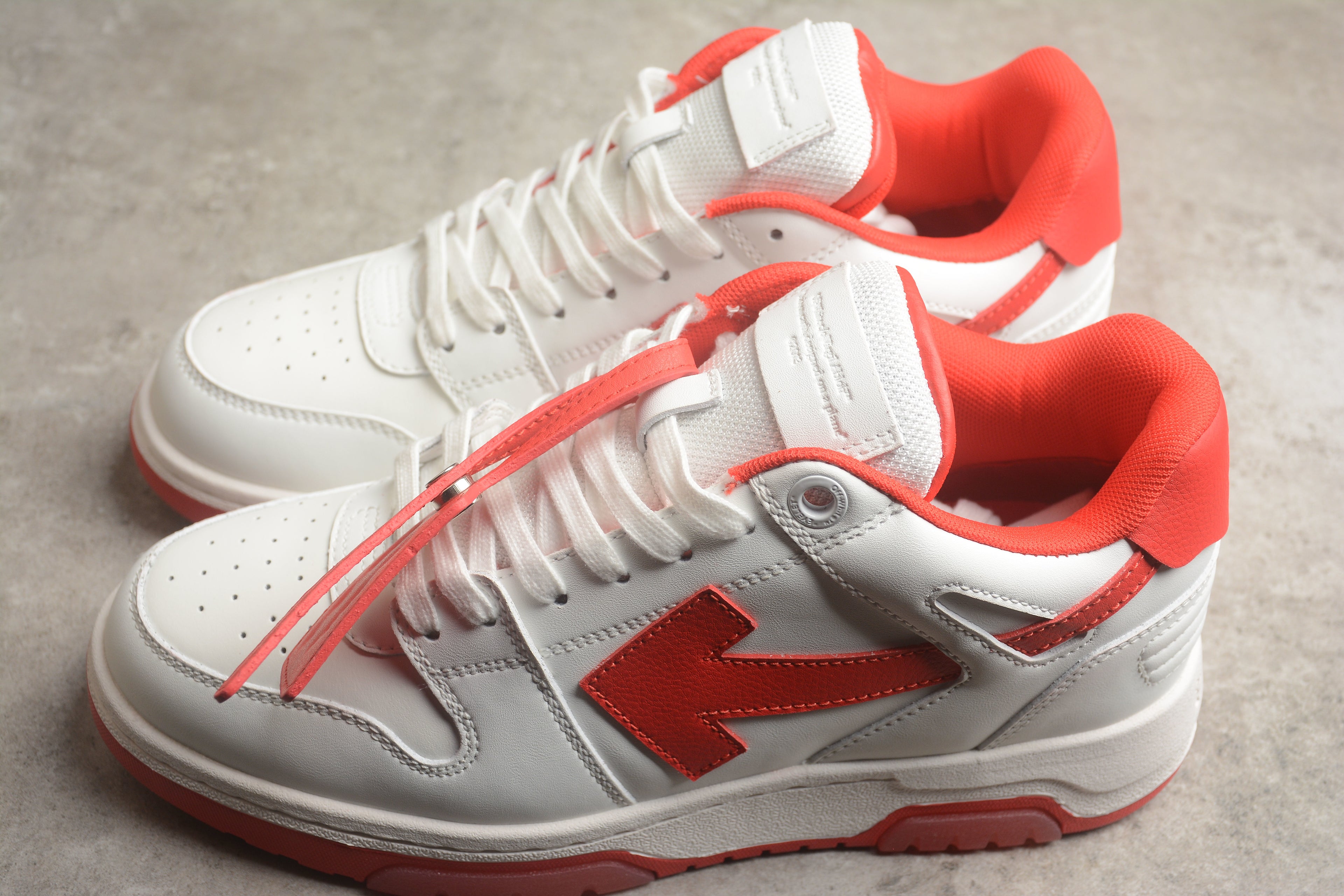 Off-White – Blanco / Rojo