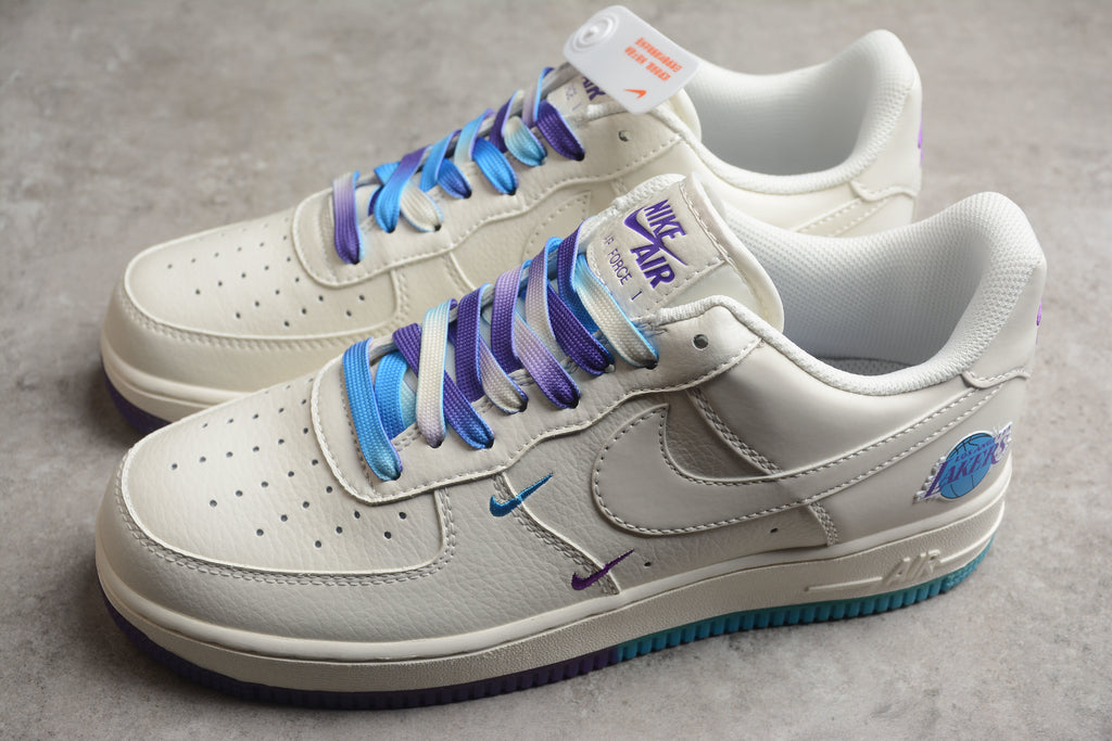 Nike Air Force 1 Low – Blanco / Lila / Azul