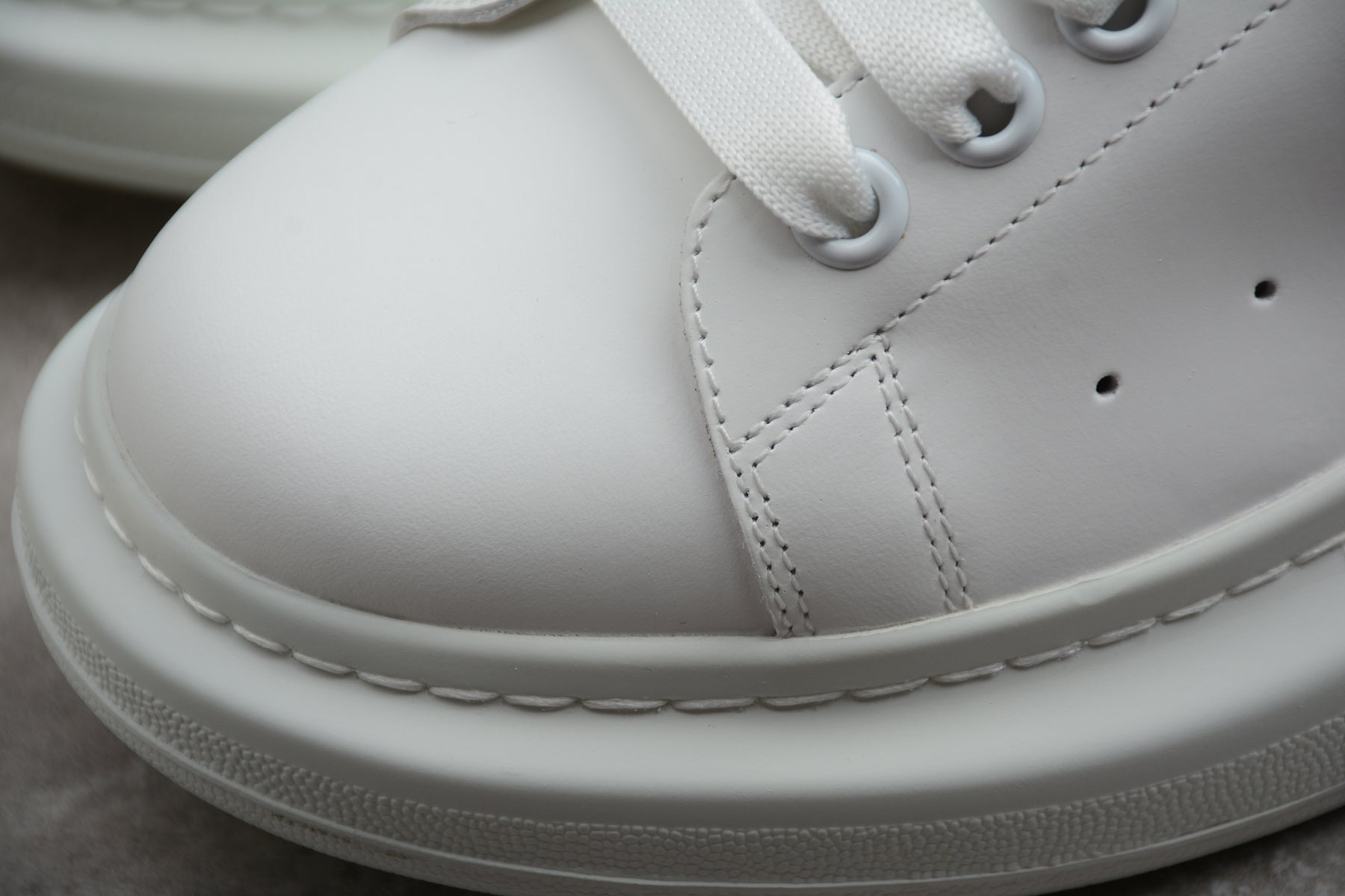 Alexander McQueen – Blanco / Rojo