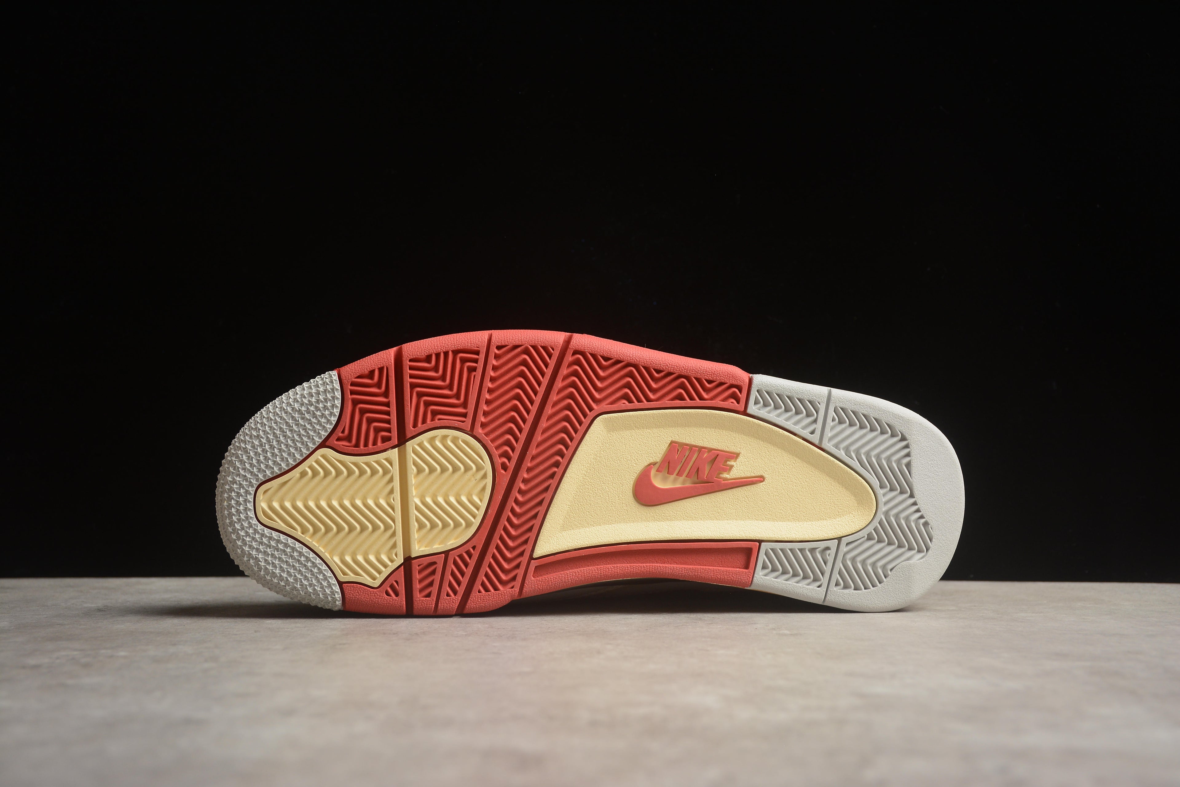 Air Jordan 4 – Beige / Rojo
