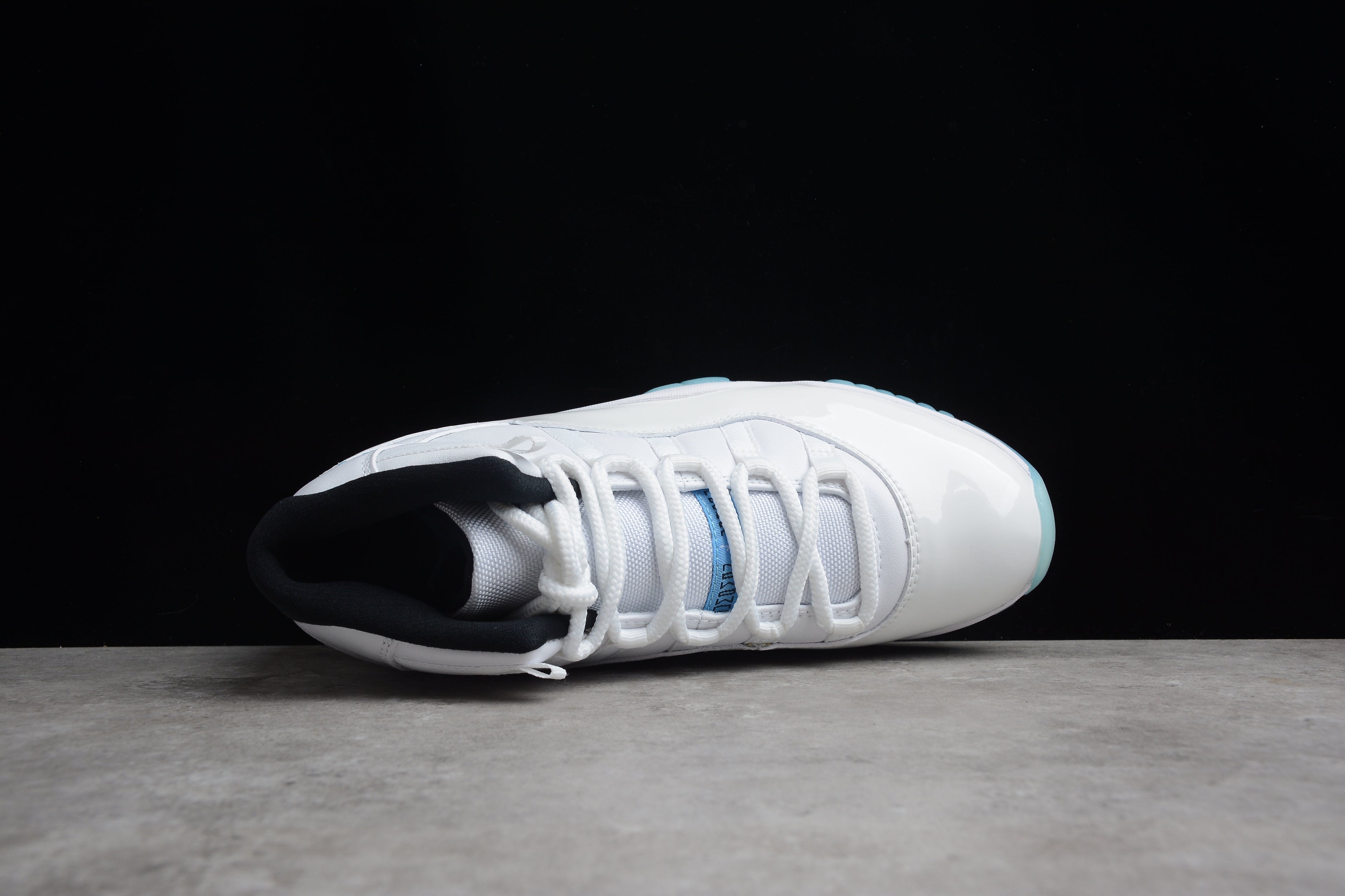 Air Jordan 11 – Blanco / Azul