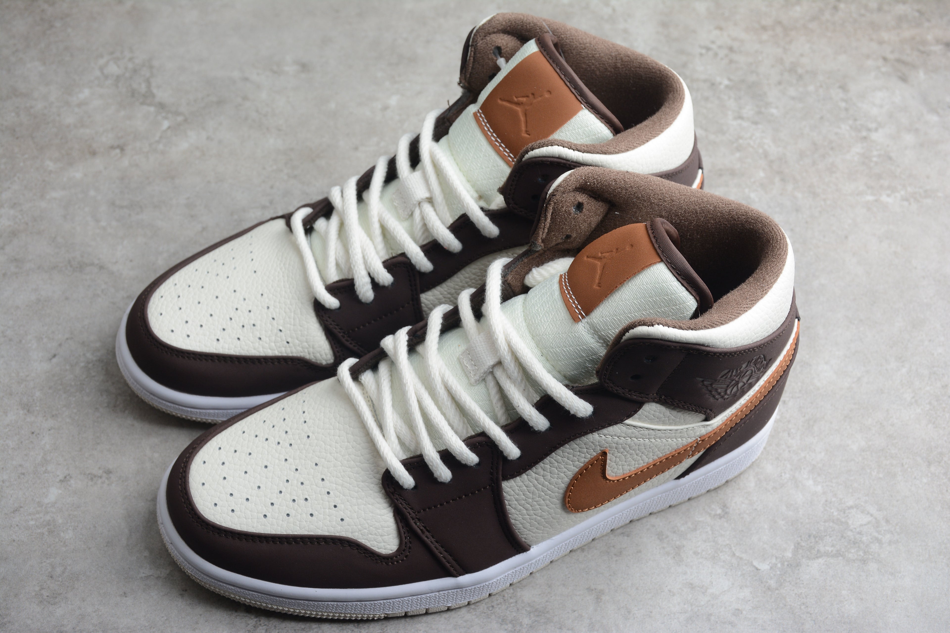 Air Jordan 1 Mid – Marrón / Beige