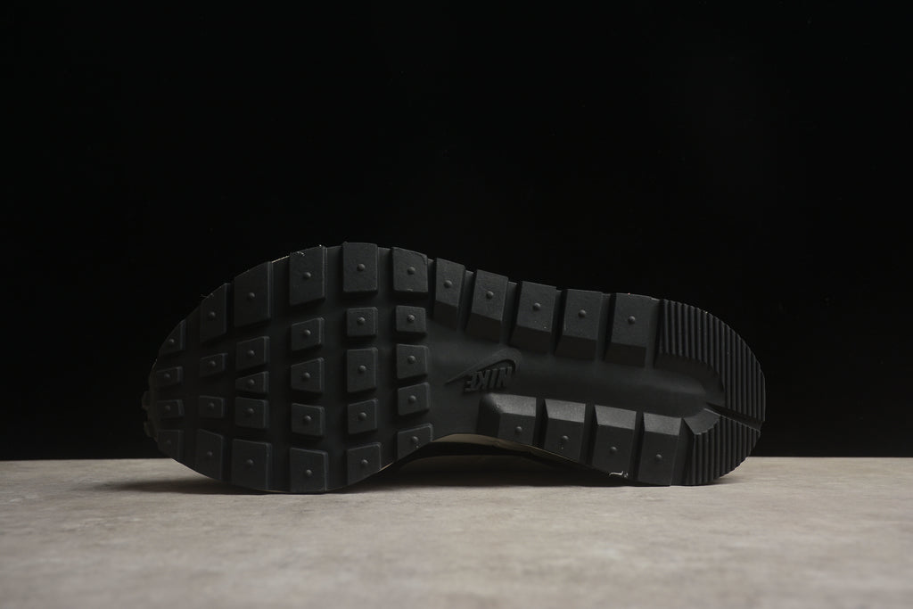 Sacai x VaporWaffle – Blanco / Negro