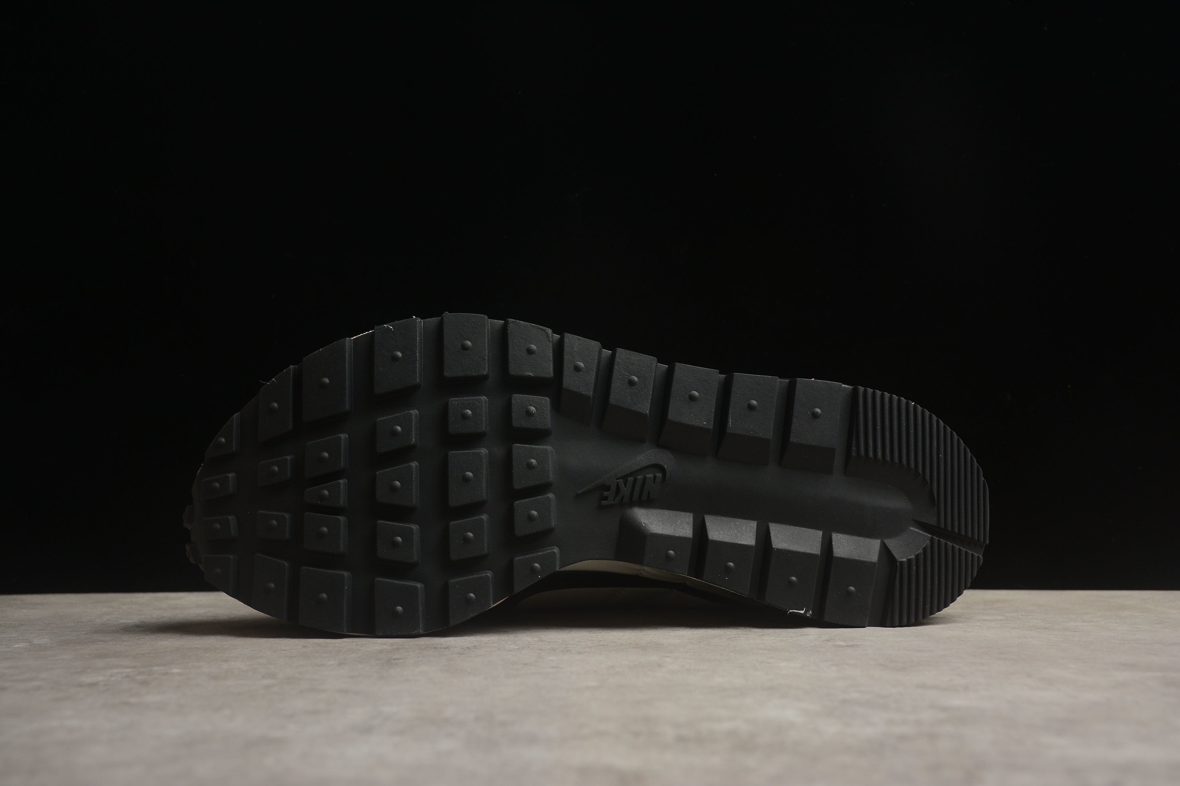 Sacai x VaporWaffle – Blanco / Negro
