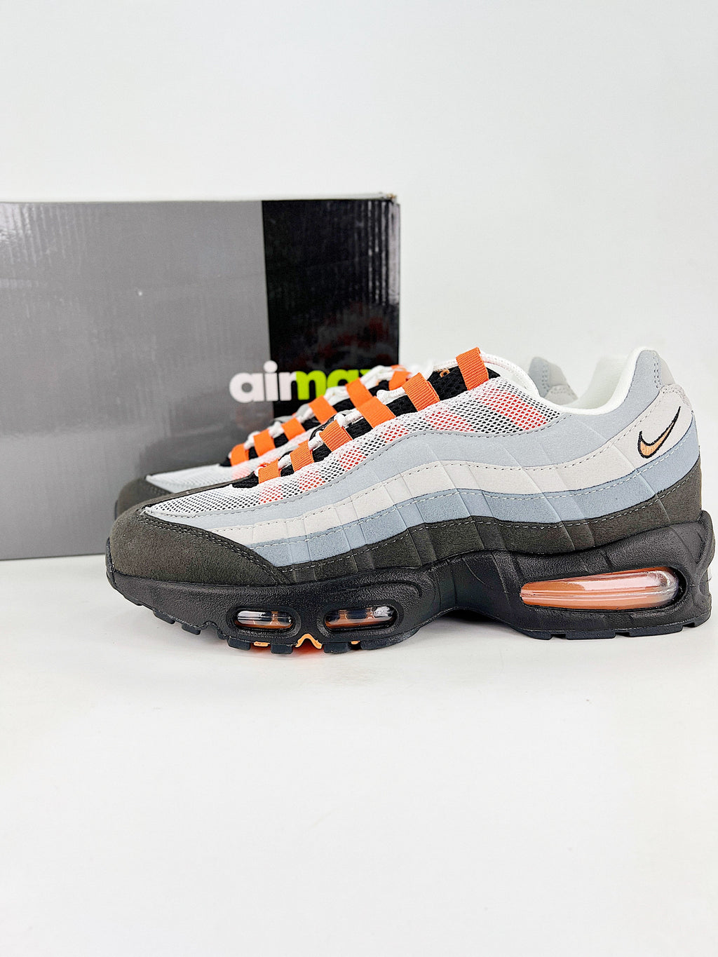 Air Max 95 – Negro / Gris / Naranja