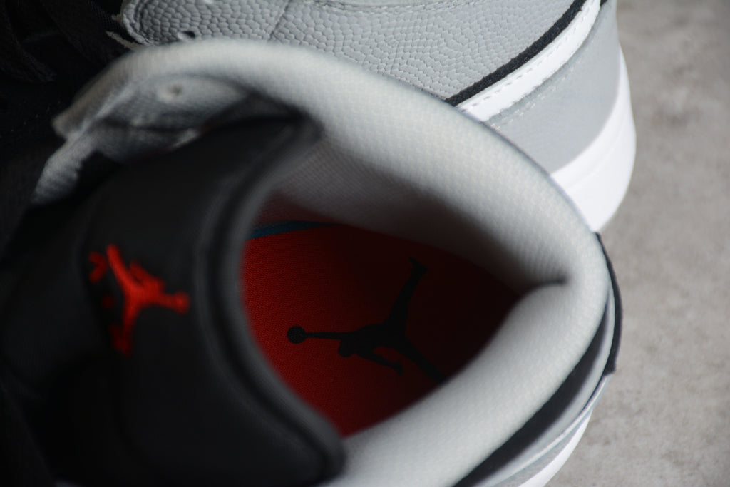 Air Jordan 1 Mid – Gris / Negro