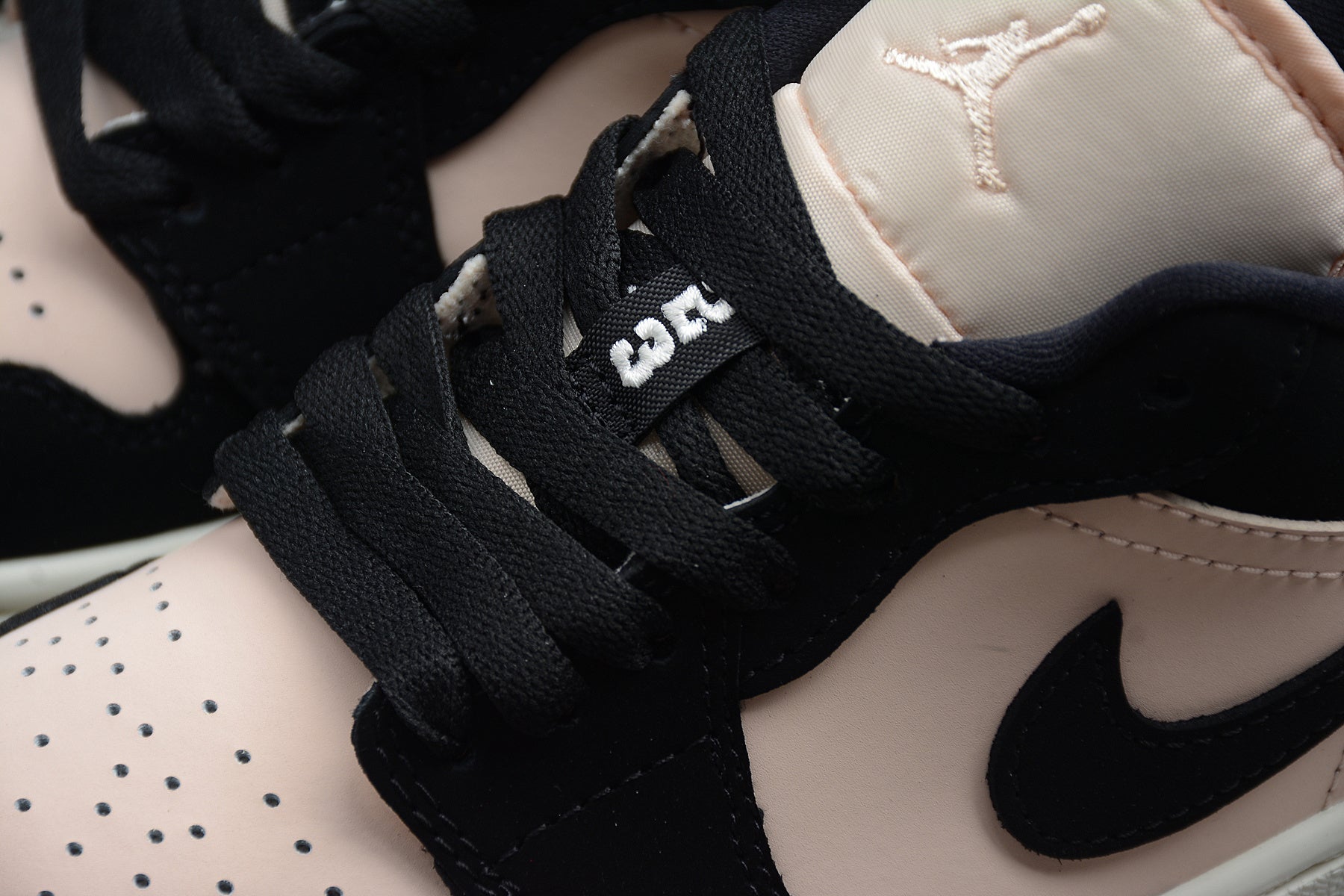 Jordan 1 Low – Negro / Rosa