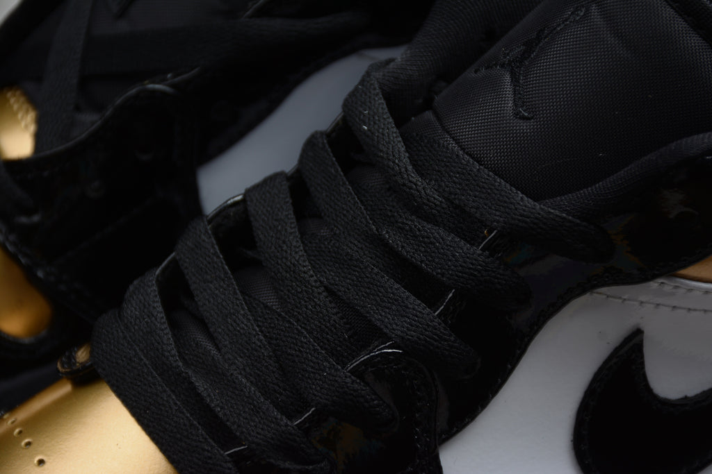 Jordan 1 Low – Negro / Dorado