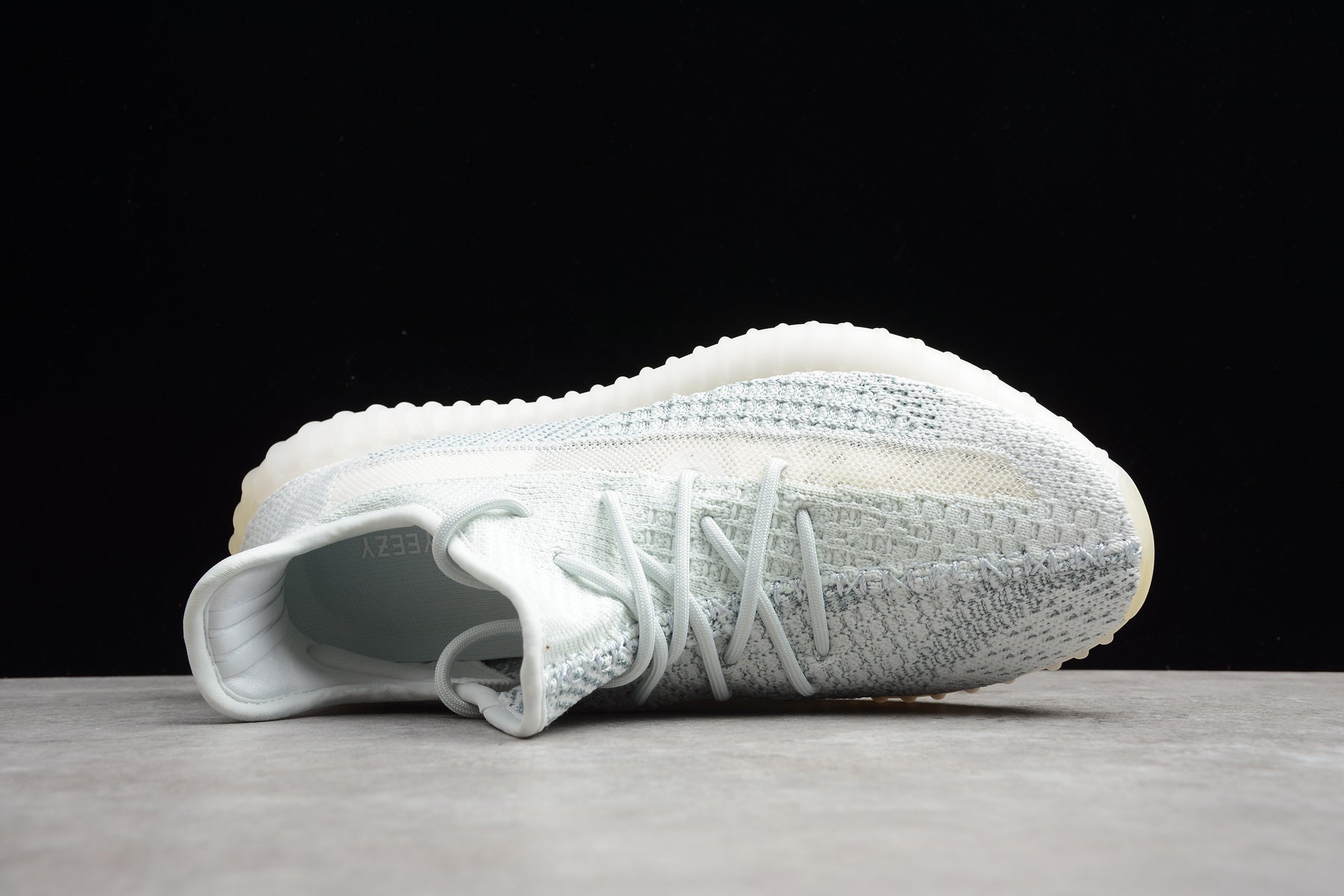 Adidas Yeezy 350 – Azul Claro / Blanco