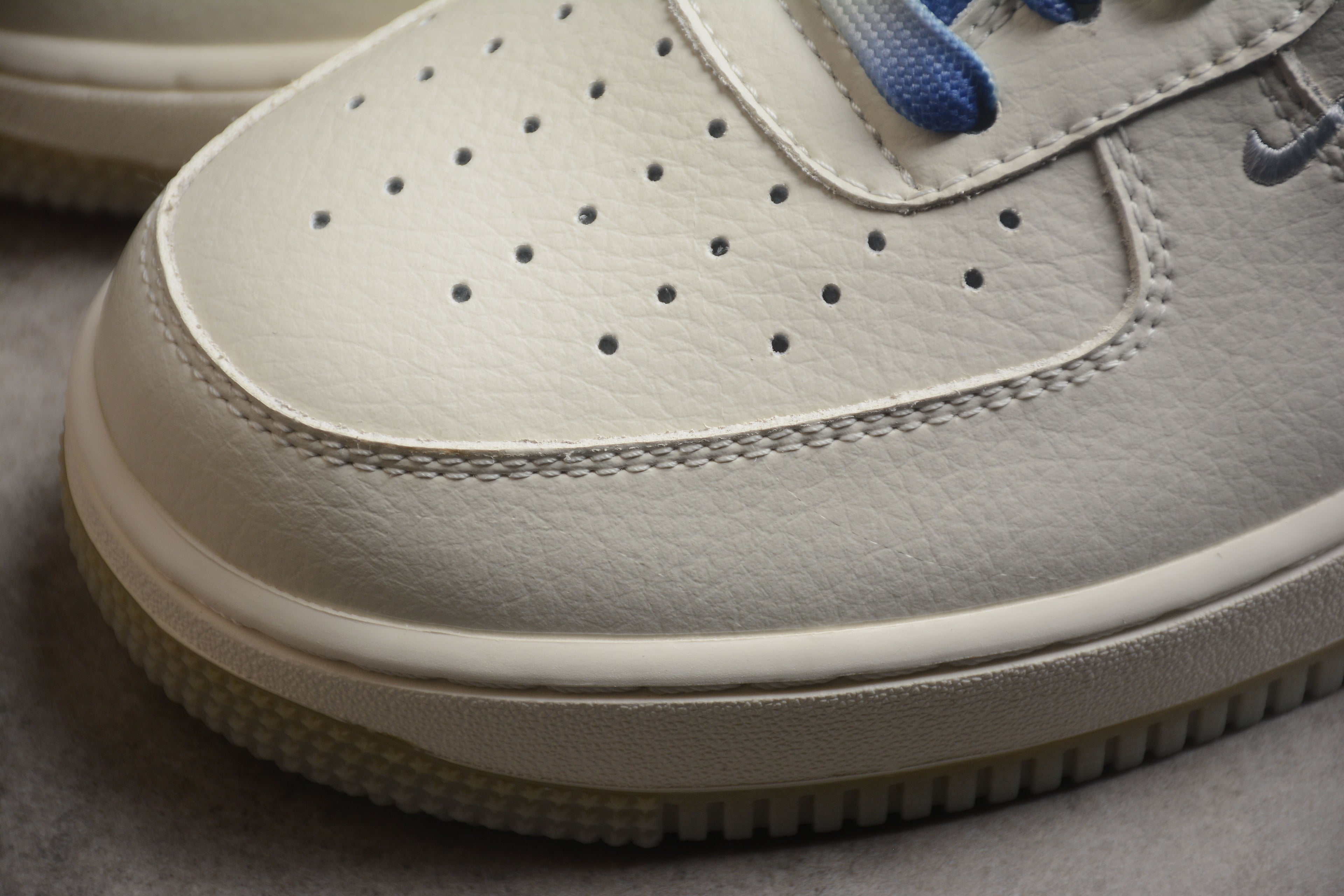 Nike Air Force 1 Low – Blanco / Azul