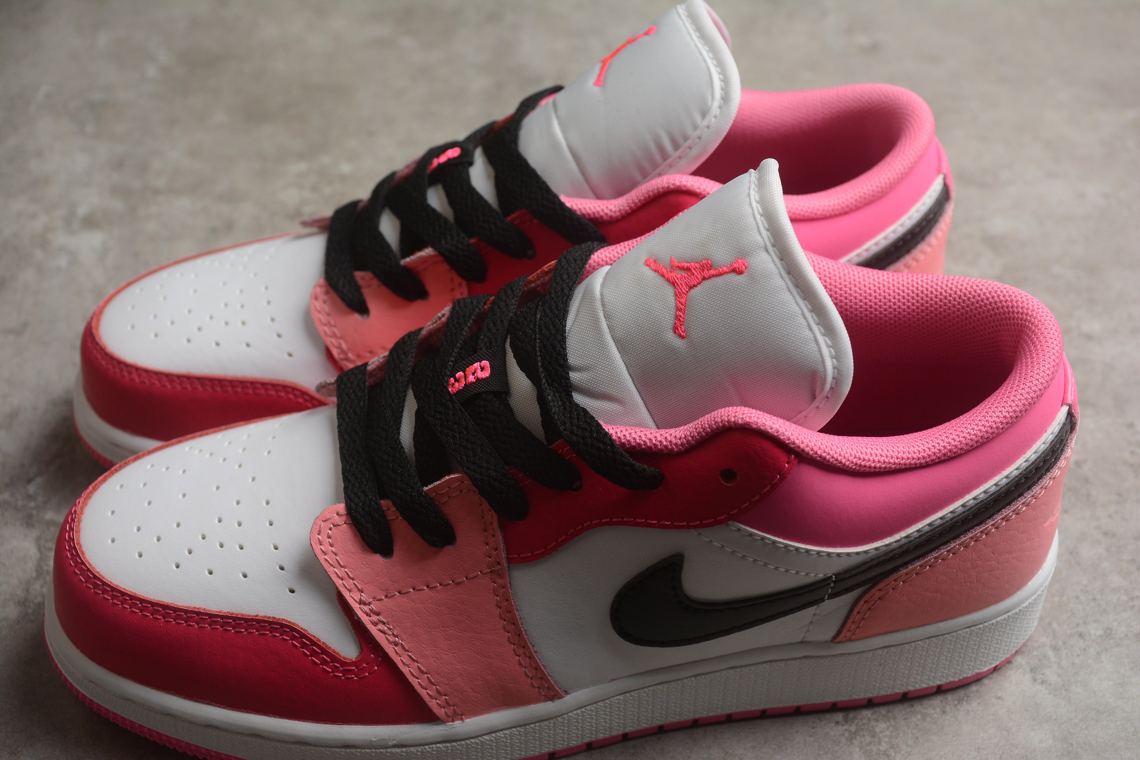 Jordan 1 Low – Rosa Claro y Oscuro / Blanco