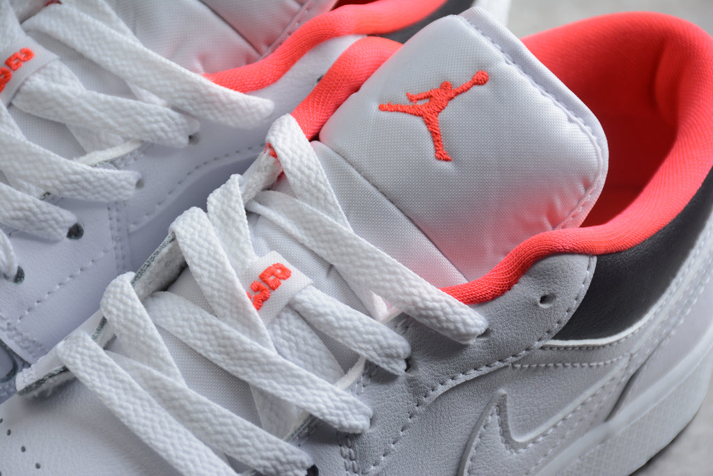 Jordan 1 Low – Blanco / Rosa / Negro