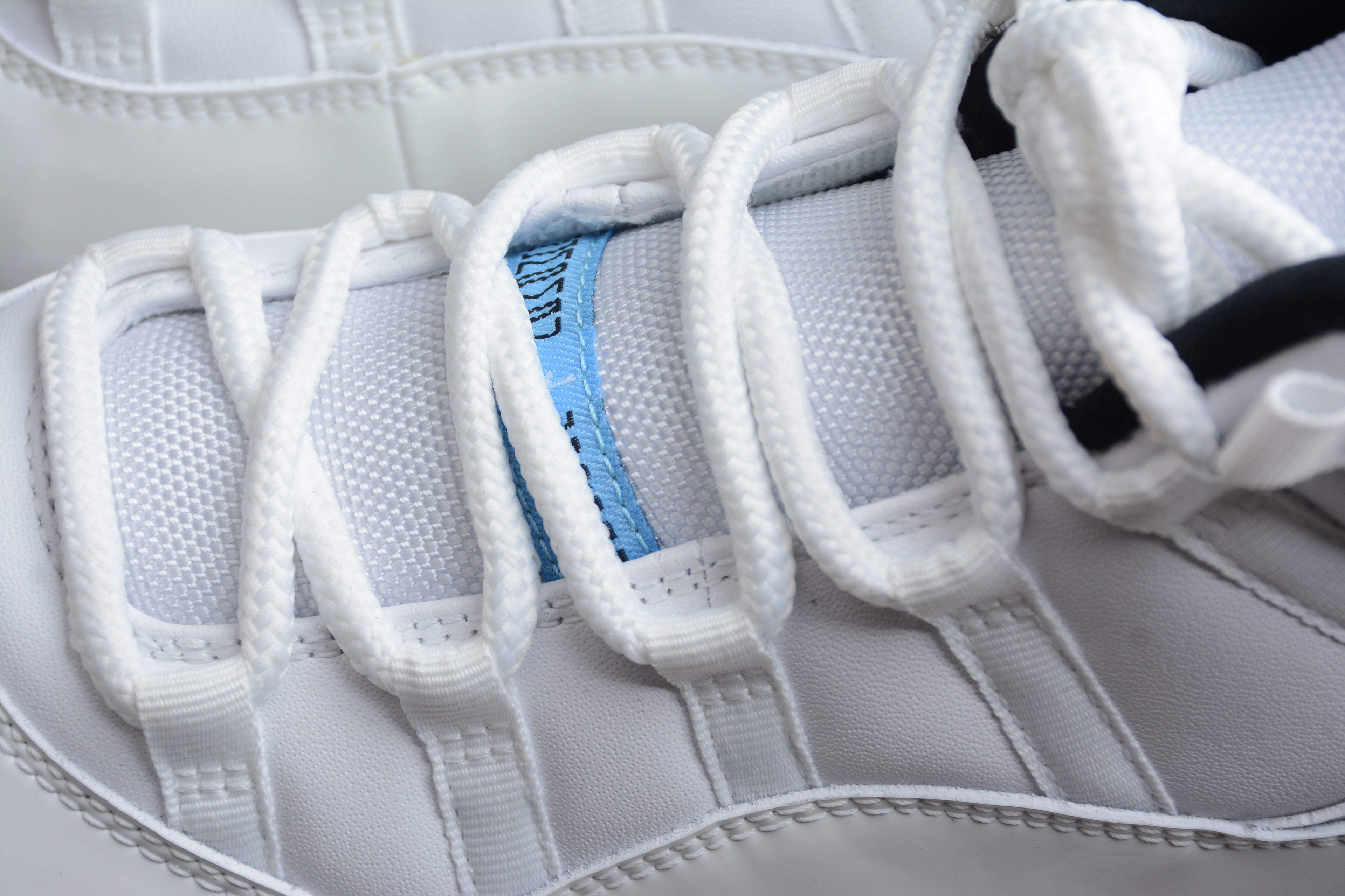 Air Jordan 11 – Blanco / Azul