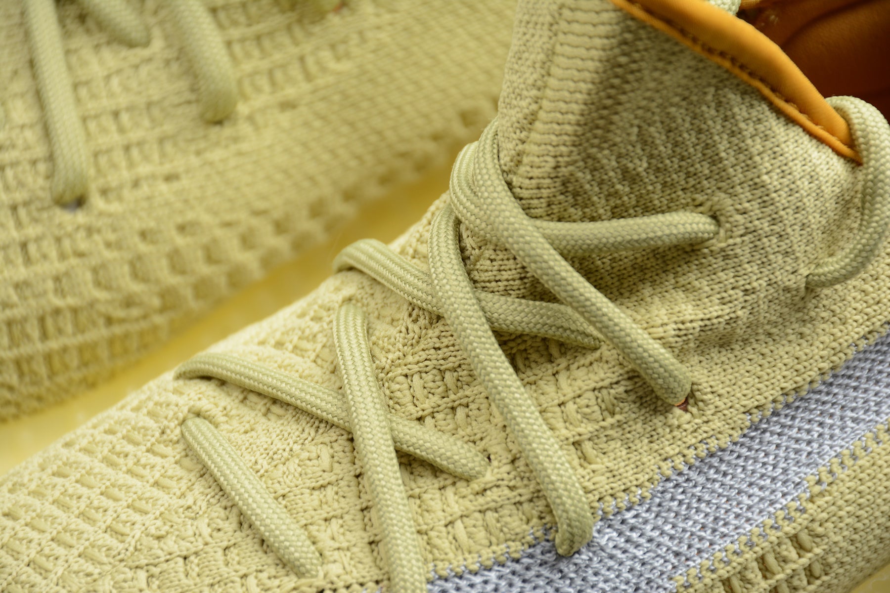 Adidas Yeezy 350 – Amarillo / Gris