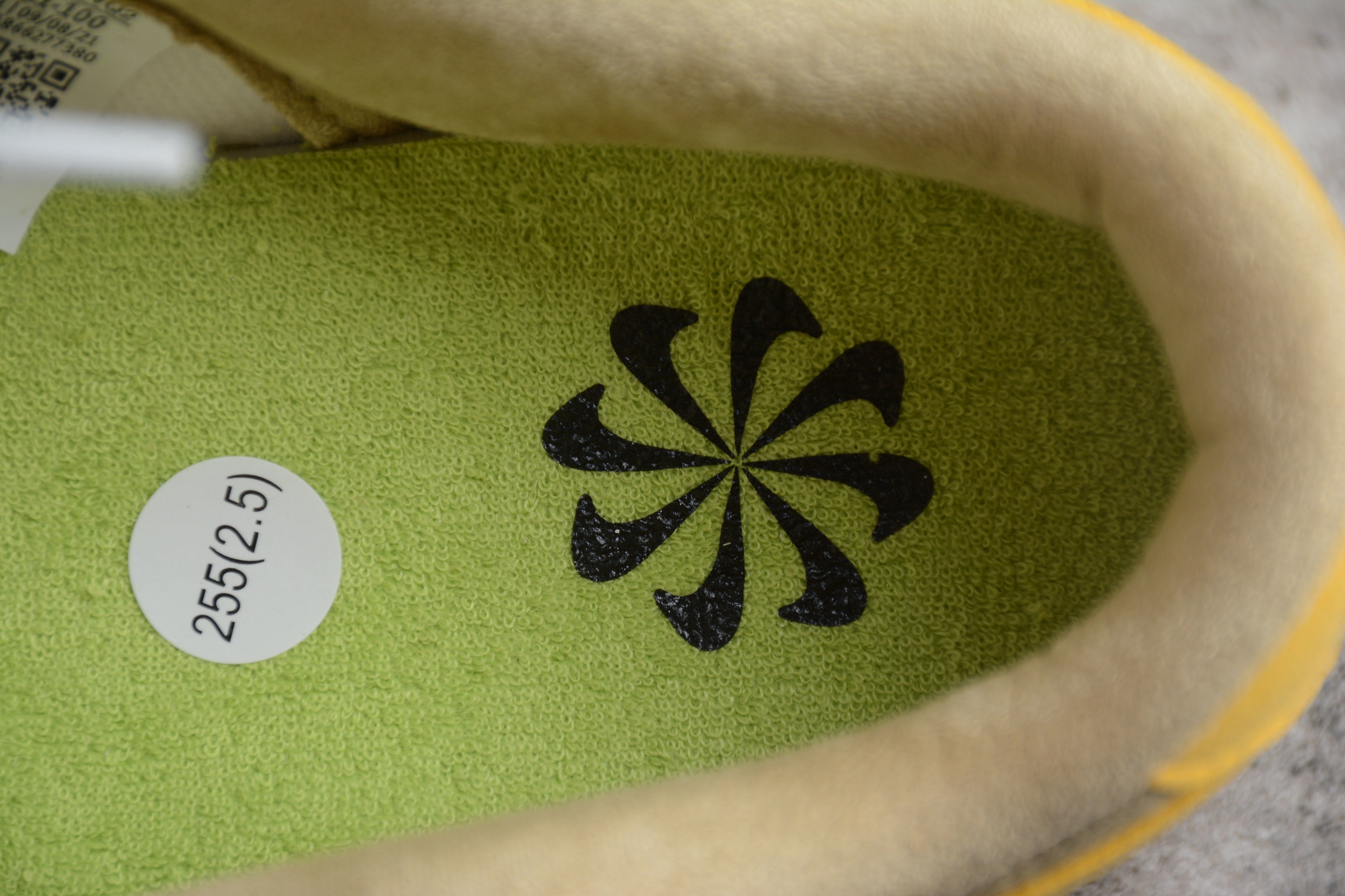 Dunk SB – Amarillo / Blanco / Negro