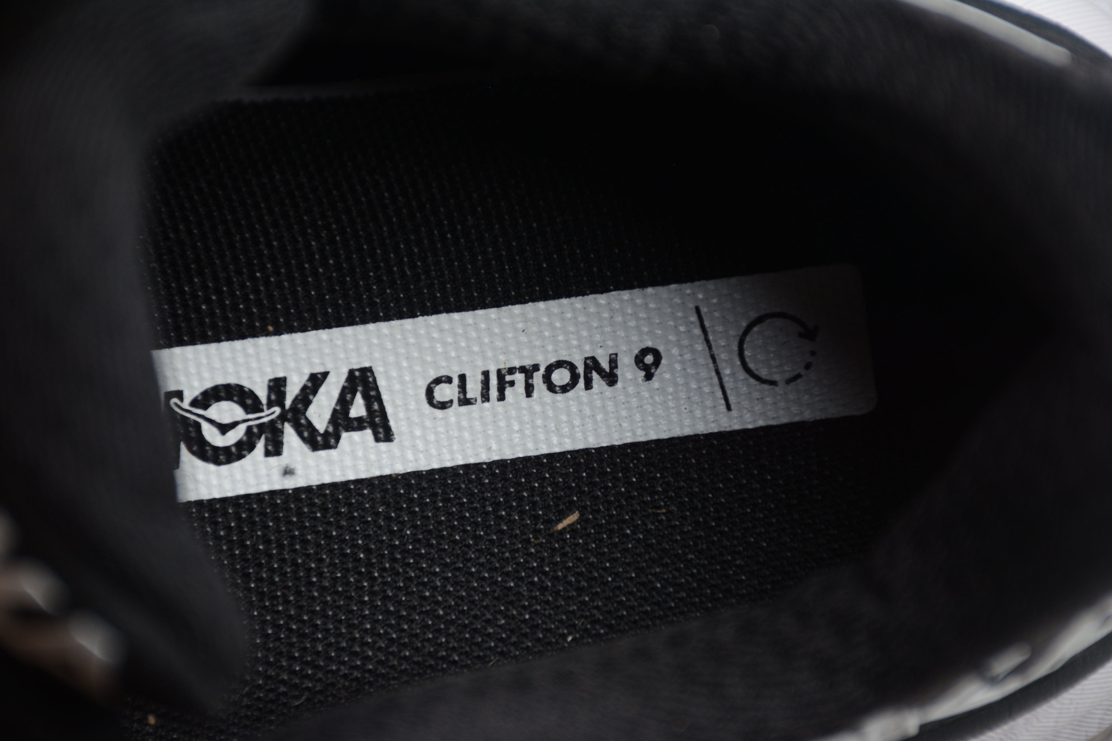 Hoka Clifton 9 – Negro / Blanco