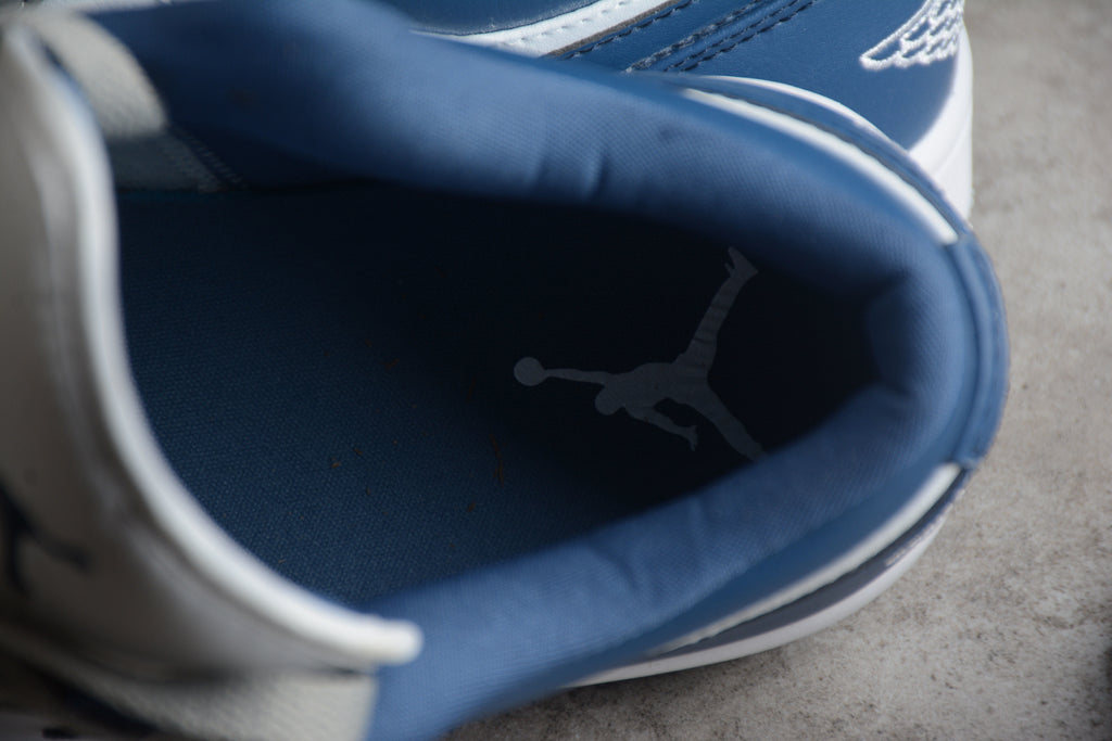 Jordan 1 Low – Gris / Azul / Blanco