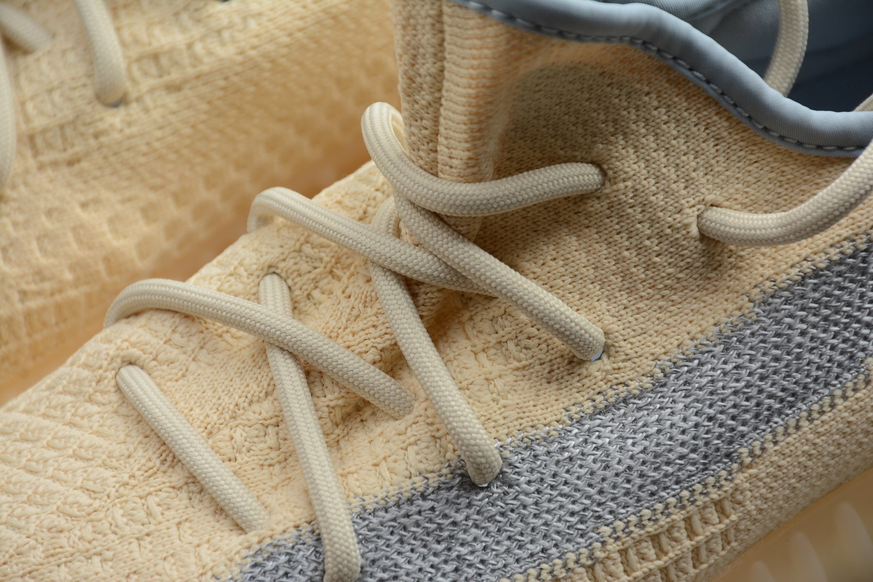 Adidas Yeezy 350 – Beige / Gris