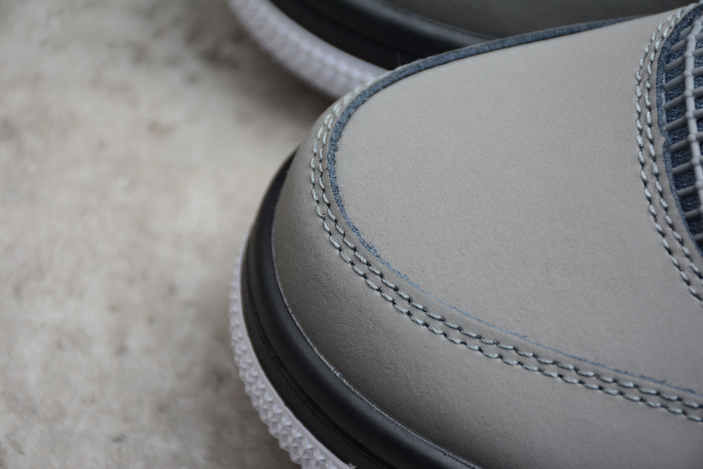 Air Jordan 4 – Gris Claro