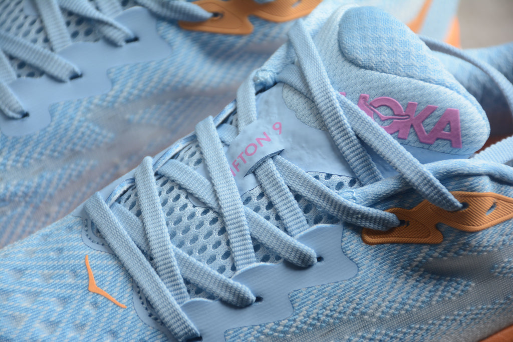 Hoka Clifton 9 – Azul Claro / Naranja