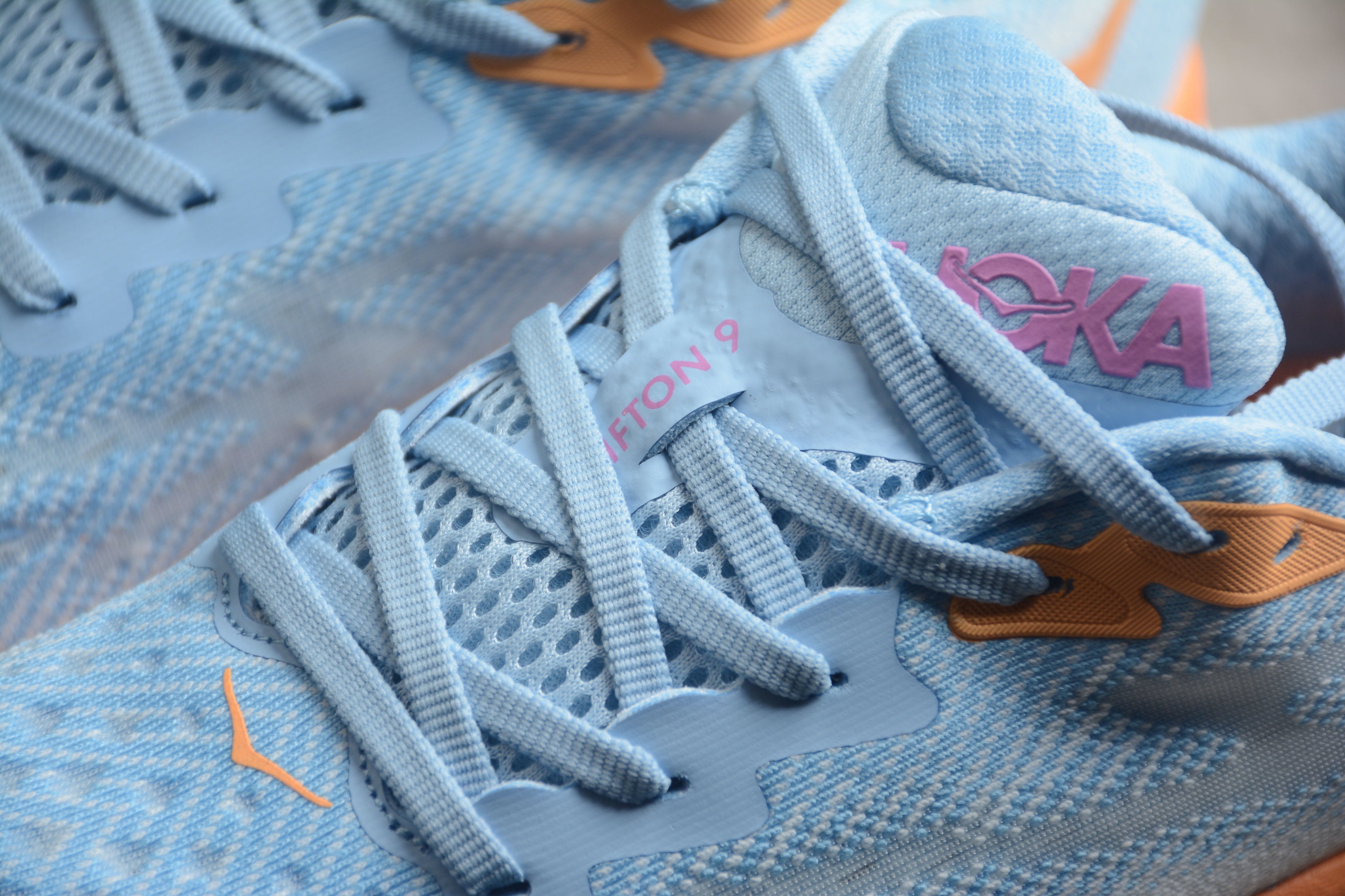 Hoka Clifton 9 – Azul Claro / Naranja
