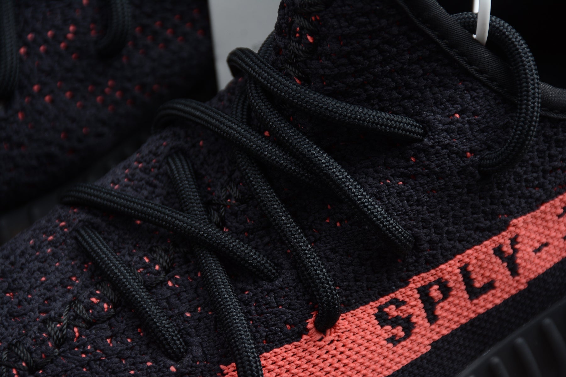 Adidas Yeezy 350 – Negro / Rojo