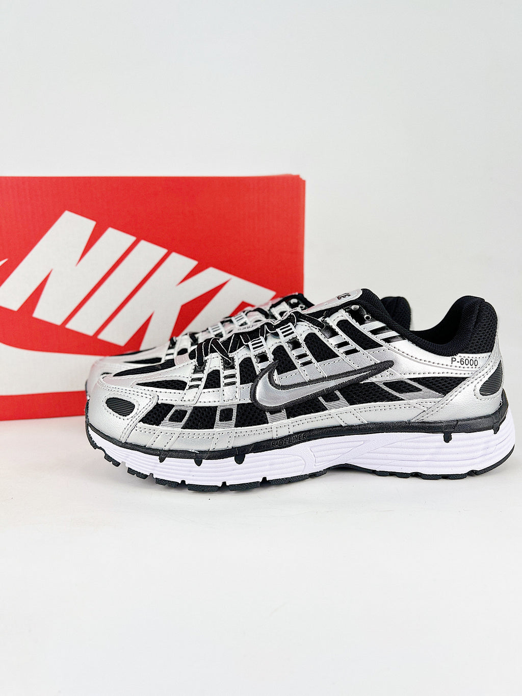P-6000 – Gris / Negro / Blanco