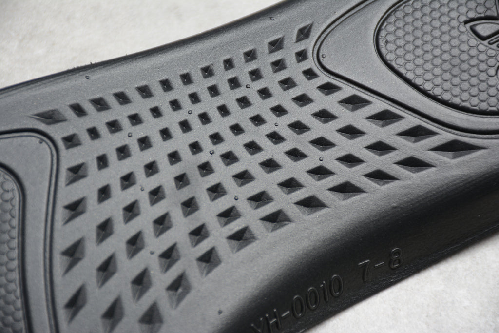 Adidas Yeezy 350 – Negro / Rojo