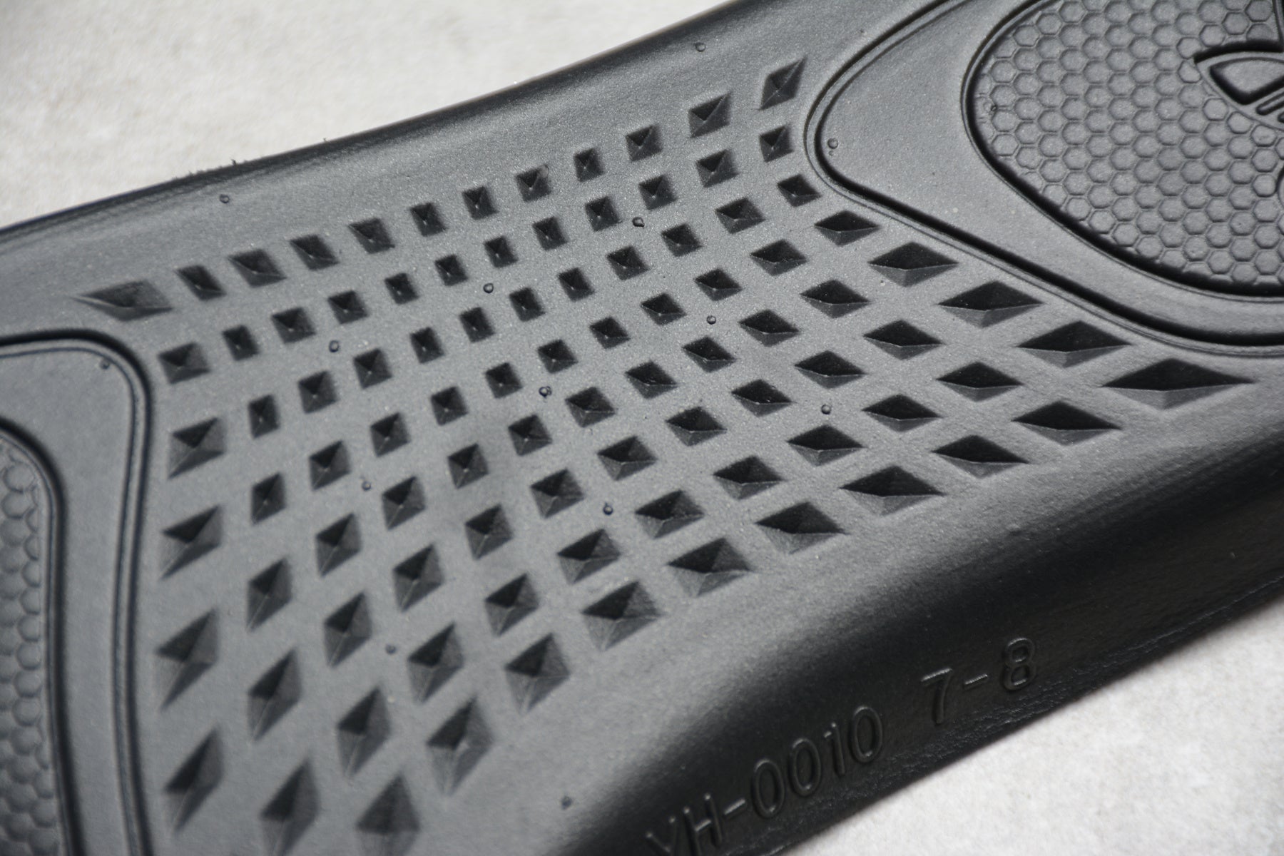 Adidas Yeezy 350 – Negro / Rojo