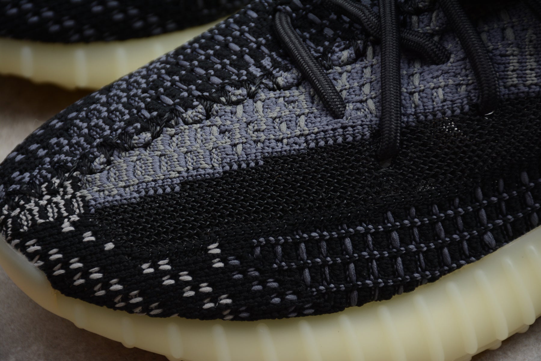 Adidas Yeezy 350 – Negro / Beige
